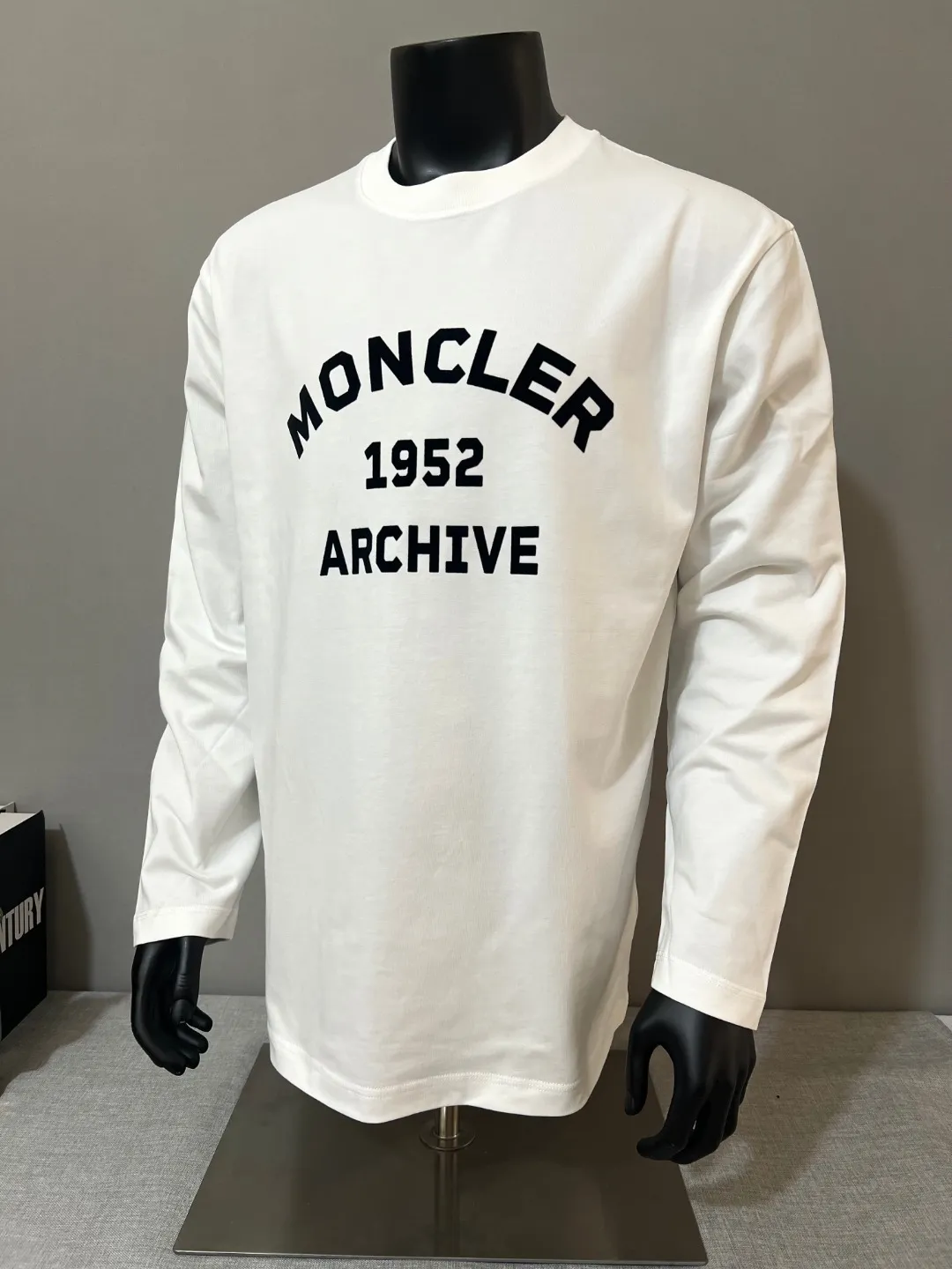 P190 Meng Mou·Moncler MONCLER is new, 2025fw autumn and winter long-sleeved T-shirt, official and official synchronous flocking printing 1952 commemorative sweatshirt short-sleeved, the details match the official version, using 280g double yarn 100% cotton fabric, imported woven thread thread, neckline The bones are not easily deformed, the fabric is soft and breathable, and does not shrink. It has NCF washable mark recognition. The details are in place and the upper body looks good. The European size version is loose and suitable. It is a must-have for the autumn and winter outer wear wardrobe. Color: black, white, size XS-L (L size can wear 200 pounds)