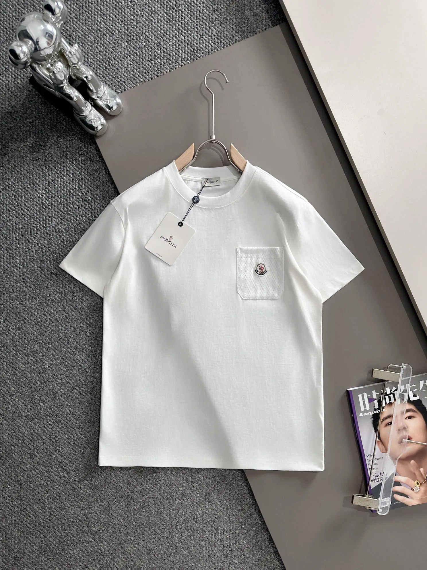 P190 Moncler 2026 new short-sleeved T-shirt, a must-have item for men and women for daily commuting. The high-strength pure cotton double-sand fabric feels full of weight. The upper body is also more textured than ordinary T-shirts. It is not easy to deform. The loose version design looks noble. ❗Three standards are complete❗ Color: Picture color Size: S, M, L, xL