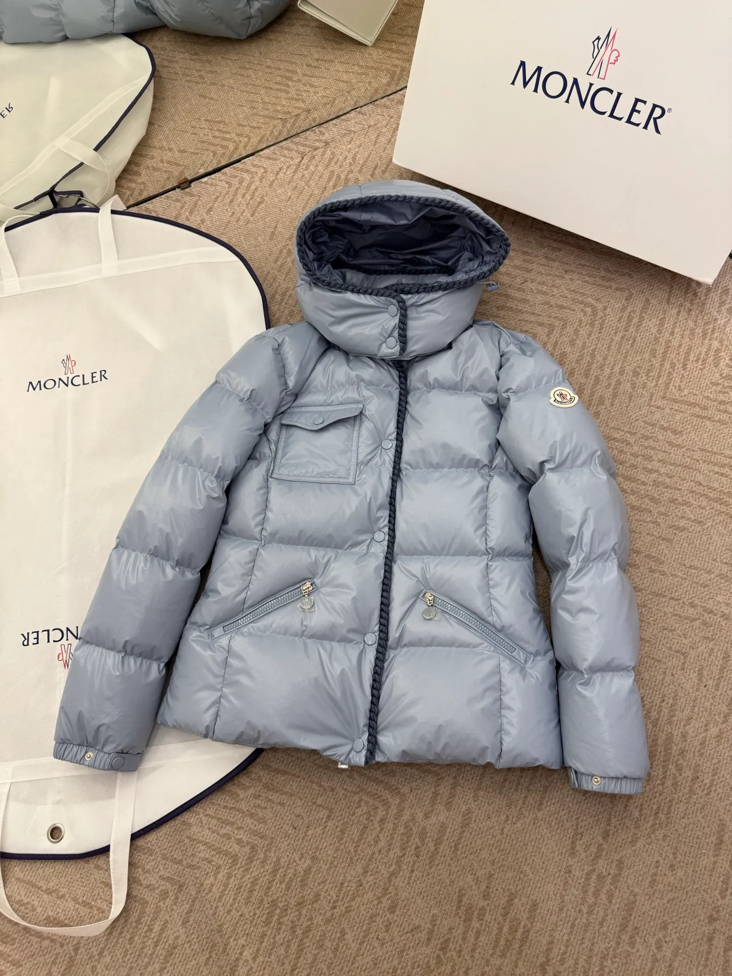 P940 Moncler/Moncler 25 new oil wax leather waisted GLAREIN hooded long-sleeved down jacket for women. Oil wax leather coated new fabric, slim design style, warm and slimming, 90% goose down filling, molded custom hardware. Color: white, blue, black code number: 1-2-3-4
