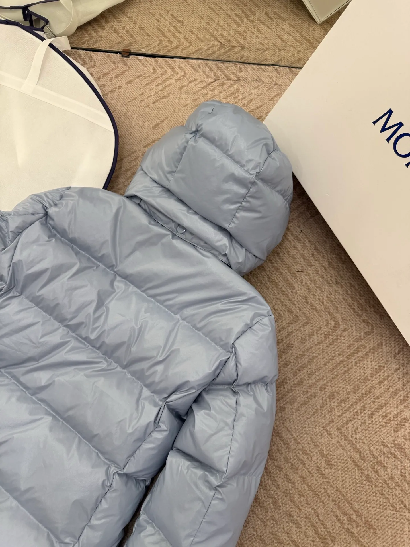 P940 Moncler/Moncler 25 new oil wax leather waisted GLAREIN hooded long-sleeved down jacket for women. Oil wax leather coated new fabric, slim design style, warm and slimming, 90% goose down filling, molded custom hardware. Color: white, blue, black code number: 1-2-3-4