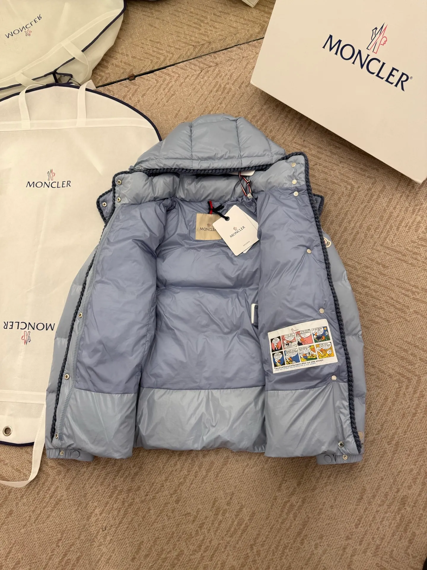 P940 Moncler/Moncler 25 new oil wax leather waisted GLAREIN hooded long-sleeved down jacket for women. Oil wax leather coated new fabric, slim design style, warm and slimming, 90% goose down filling, molded custom hardware. Color: white, blue, black code number: 1-2-3-4