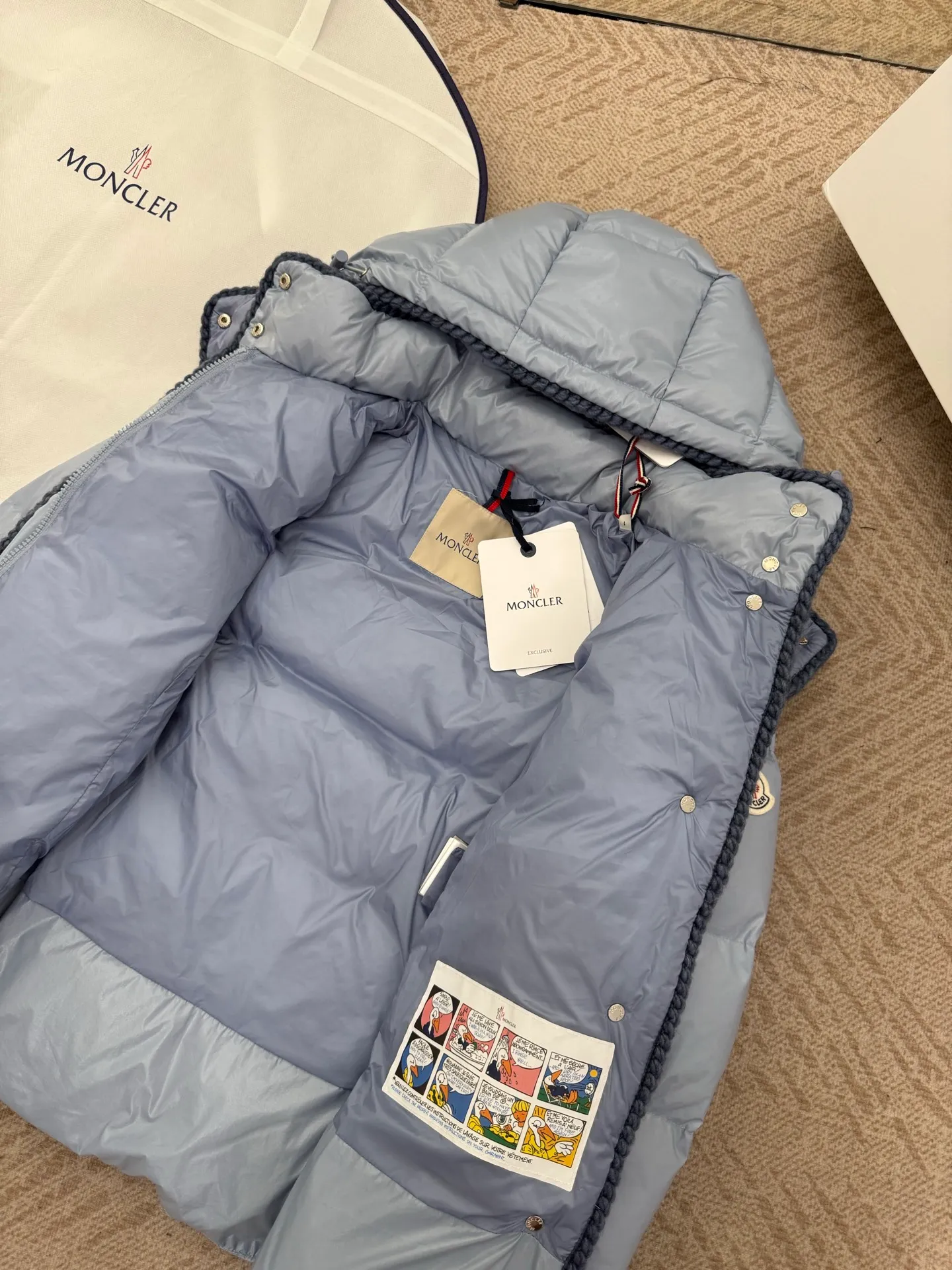 P940 Moncler/Moncler 25 new oil wax leather waisted GLAREIN hooded long-sleeved down jacket for women. Oil wax leather coated new fabric, slim design style, warm and slimming, 90% goose down filling, molded custom hardware. Color: white, blue, black code number: 1-2-3-4