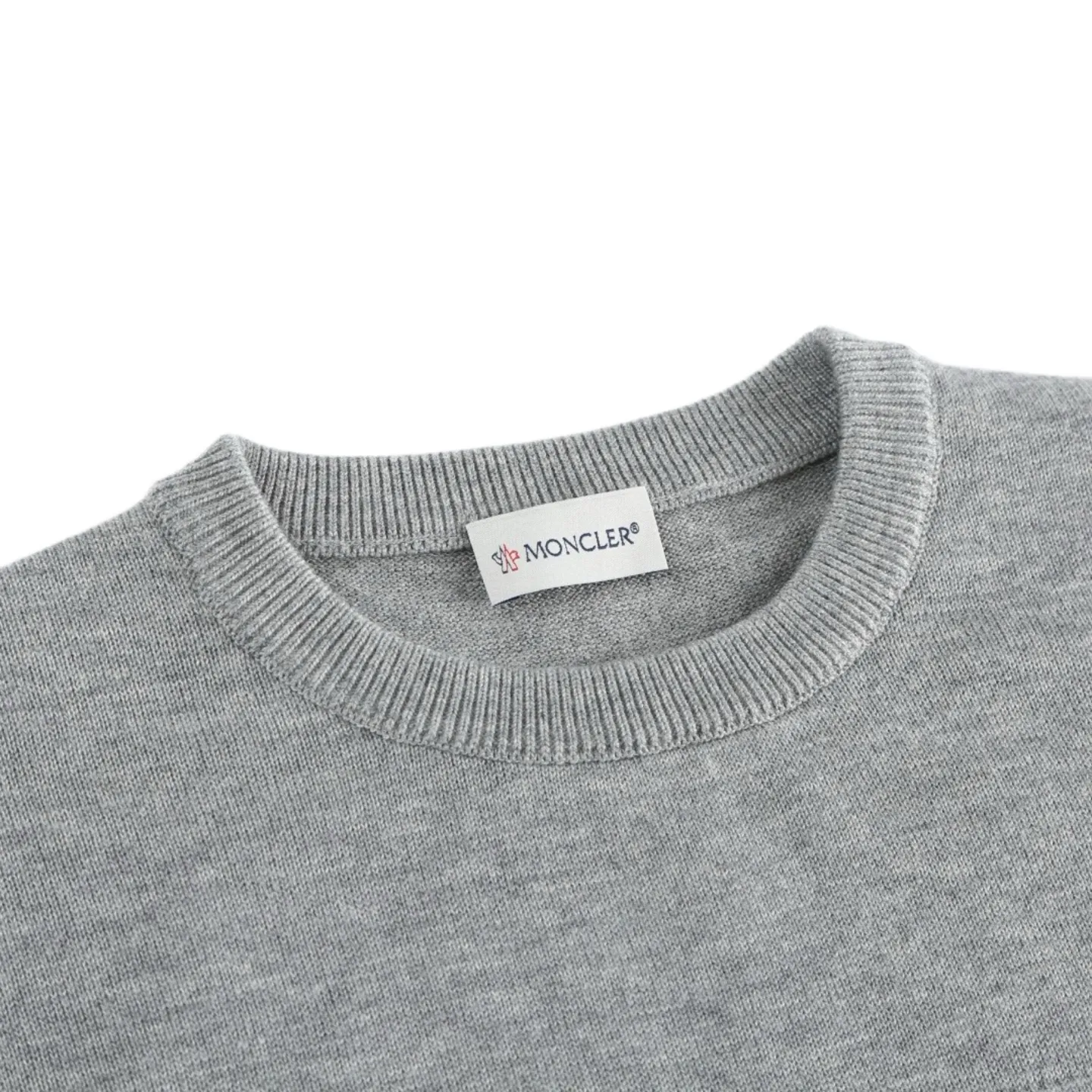 P420 Exclusive supply] Moncler letter logo round neck sweater (grey) The fabric is made of wool blended fabric, mainly 95% wool, combined with 4% nylon and 1% spandex. The main body of wool ensures the warmth and comfort of the clothing. The addition of a small amount of nylon and spandex significantly improves the elasticity and wear resistance. The ribbed decorative parts are made of 100% wool, which further enhances the overall texture. Through the high needle count and fine gauge loom, combined with the orderly direction of the internal yarn, the floating yarn is cleverly woven and stored, with almost no unnecessary thread mess. The color switching of each group of letters is synchronized with the knitting needle in milliseconds, forming a delicate jacquard letter LOGO decoration on the chest. Size:S/M/L/XL