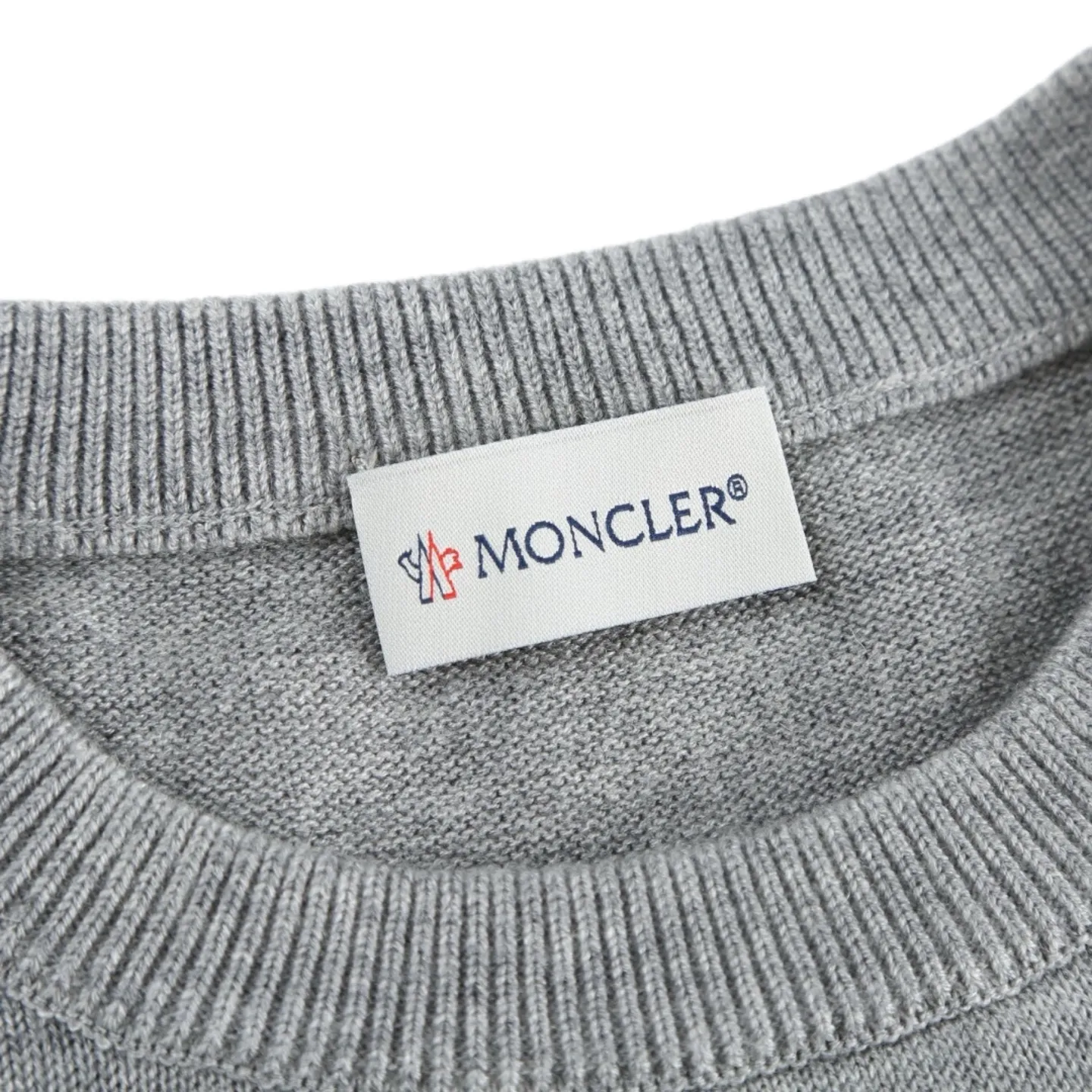 P420 Exclusive supply] Moncler letter logo round neck sweater (grey) The fabric is made of wool blended fabric, mainly 95% wool, combined with 4% nylon and 1% spandex. The main body of wool ensures the warmth and comfort of the clothing. The addition of a small amount of nylon and spandex significantly improves the elasticity and wear resistance. The ribbed decorative parts are made of 100% wool, which further enhances the overall texture. Through the high needle count and fine gauge loom, combined with the orderly direction of the internal yarn, the floating yarn is cleverly woven and stored, with almost no unnecessary thread mess. The color switching of each group of letters is synchronized with the knitting needle in milliseconds, forming a delicate jacquard letter LOGO decoration on the chest. Size:S/M/L/XL