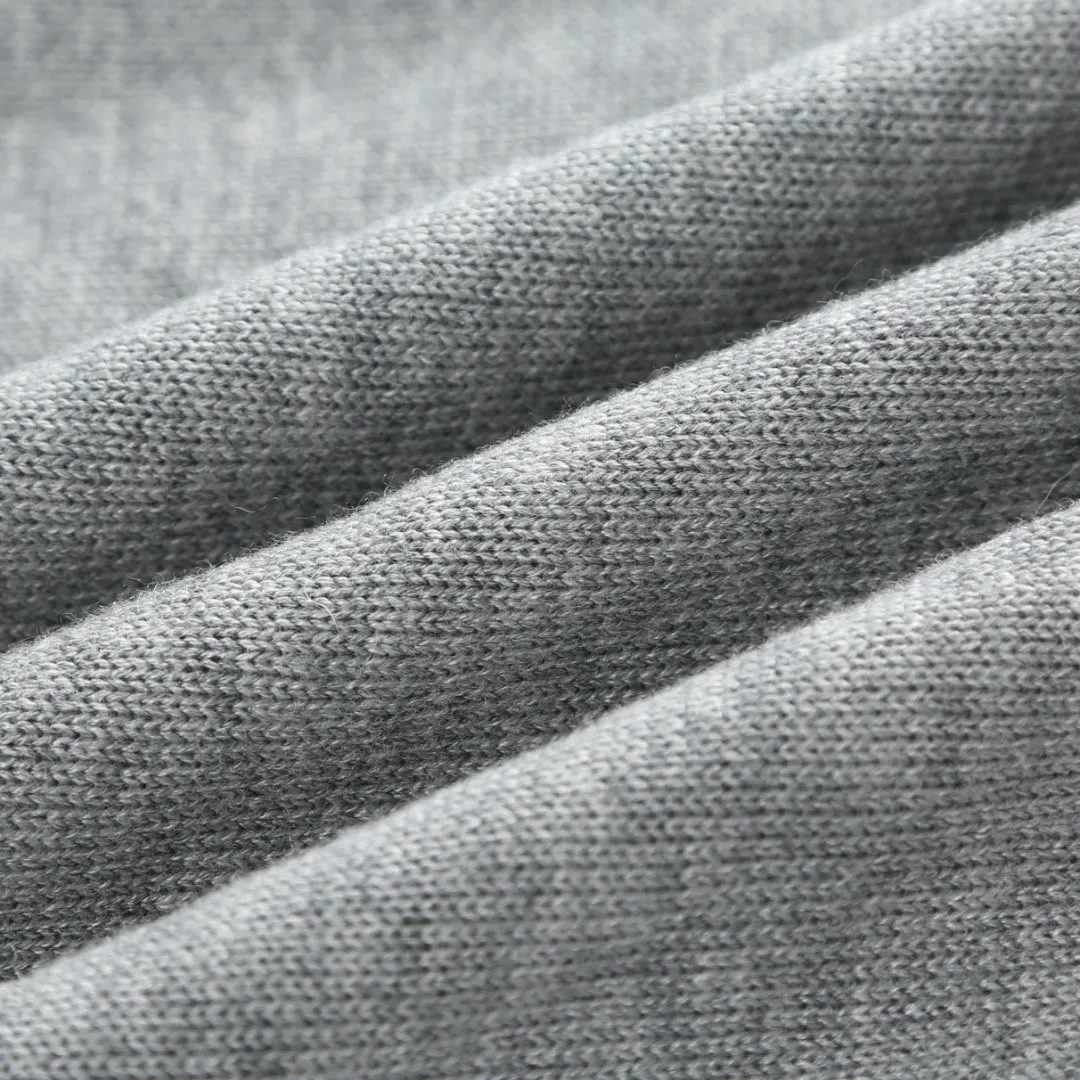 P420 Exclusive supply] Moncler letter logo round neck sweater (grey) The fabric is made of wool blended fabric, mainly 95% wool, combined with 4% nylon and 1% spandex. The main body of wool ensures the warmth and comfort of the clothing. The addition of a small amount of nylon and spandex significantly improves the elasticity and wear resistance. The ribbed decorative parts are made of 100% wool, which further enhances the overall texture. Through the high needle count and fine gauge loom, combined with the orderly direction of the internal yarn, the floating yarn is cleverly woven and stored, with almost no unnecessary thread mess. The color switching of each group of letters is synchronized with the knitting needle in milliseconds, forming a delicate jacquard letter LOGO decoration on the chest. Size:S/M/L/XL