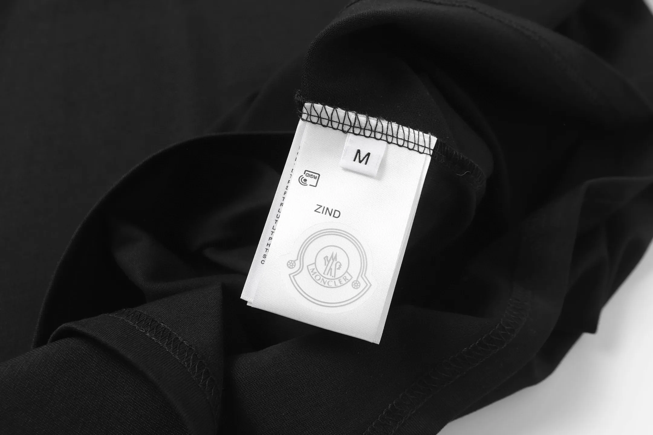 P134 Style No.: 869 〈MONCLER〉The price of the MONCLER is actually quite advantageous. Those who have been to the counters should know that the price of the MONCLER is not much cheaper than Gucci Burberry. It is just relatively low-key and unwilling to hype. It is a picture that you want to buy or not. It has an arrogant existence... Exclusively customized 270g 32-count double yarn smooth cotton. The texture is very soft and comfortable. 100% different from the top fabrics in the market (does not shrink, deform, or pill). Matched with 320g 1*1 thread (fabric threads are dyed in the same vat, no color difference, threads are not easy to deform) Color: Black White Size: S-XL
