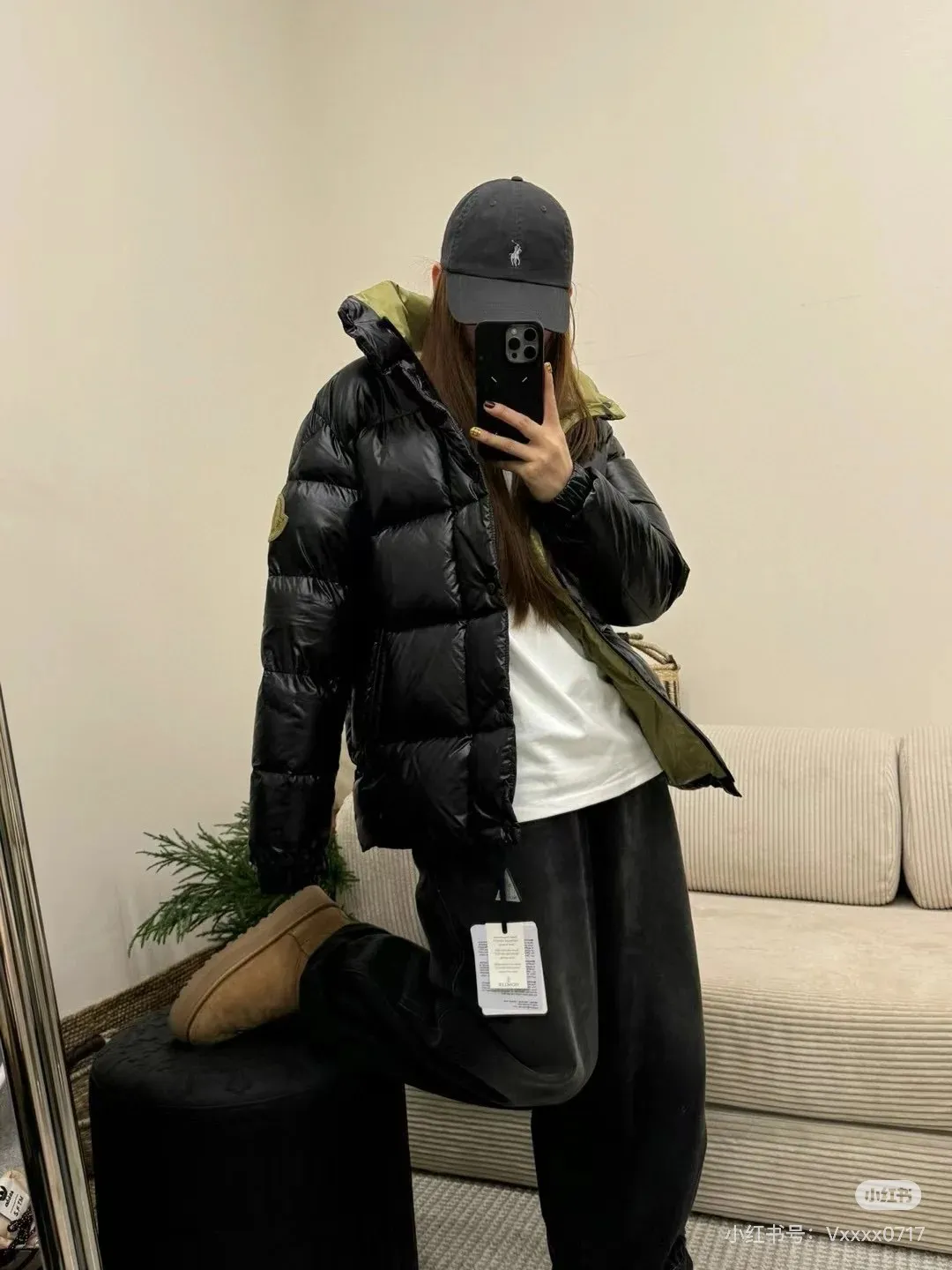 P870 Style number: G123 Moncler GENIUS x 1952 co-branded Dervo Moncler co-branded new stand-up collar zipper couple's down jacket 1️⃣Hangtag built-in NFC electronic sensor anti-counterfeiting) Dervox down is made of lightweight nylon laqué fabric, which is comfortable and warm without being heavy. It is equipped with internal shoulder straps, which can be carried as a carry when the temperature heats up! 2️⃣It is very youthful and energetic, and can be easily worn by both men and women. It is very in line with the fashion aesthetic concepts of today's young people! 3️⃣ A full set of customized accessories, complete with three standards, same style for men and women, a must-have for couples! Color: black Size: 1, 2, 3, 4