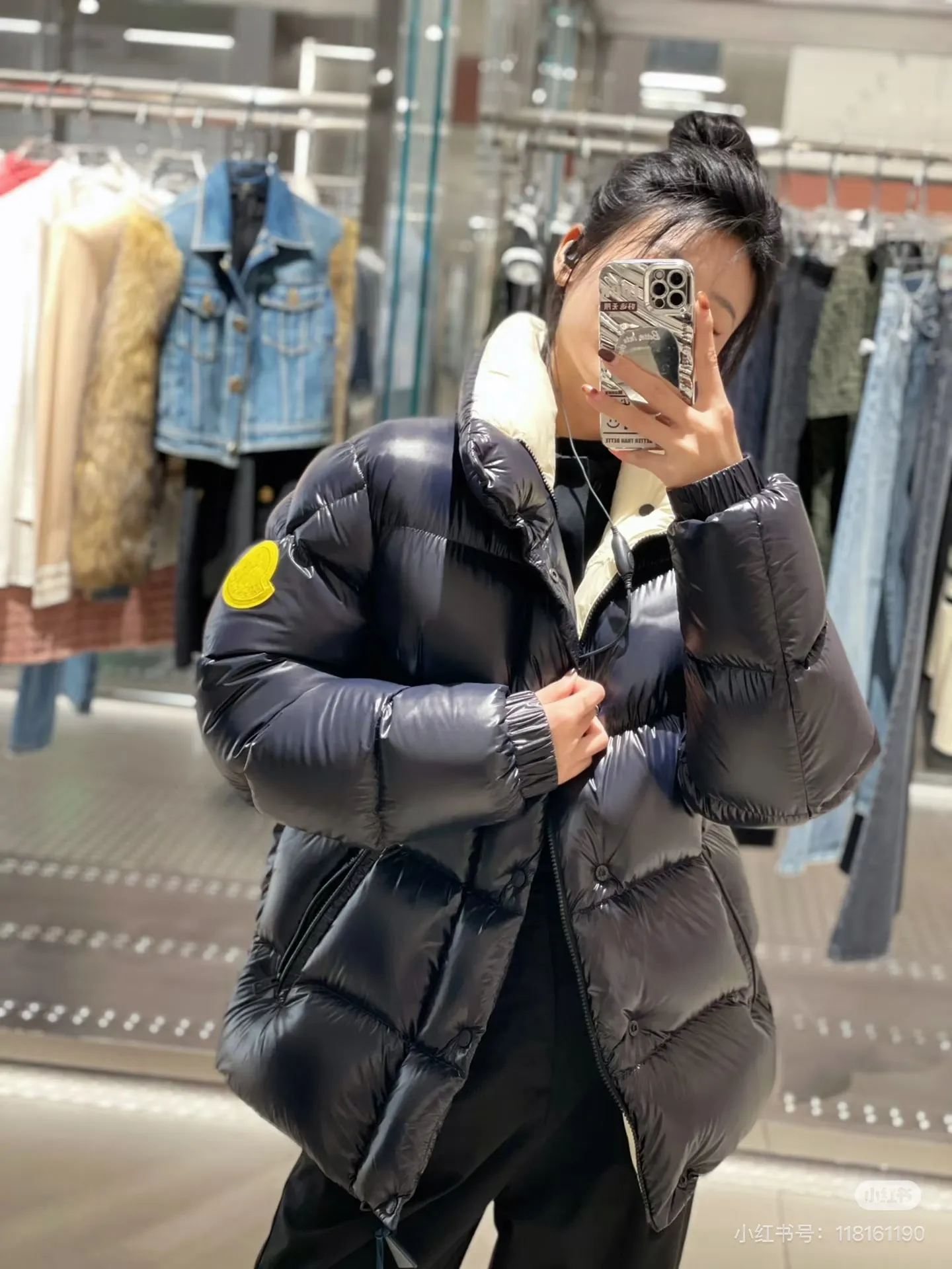 P870 Style number: G123 Moncler GENIUS x 1952 co-branded Dervo Moncler co-branded new stand-up collar zipper couple's down jacket 1️⃣Hangtag built-in NFC electronic sensor anti-counterfeiting) Dervox down is made of lightweight nylon laqué fabric, which is comfortable and warm without being heavy. It is equipped with internal shoulder straps, which can be carried as a carry when the temperature heats up! 2️⃣It is very youthful and energetic, and can be easily worn by both men and women. It is very in line with the fashion aesthetic concepts of today's young people! 3️⃣ A full set of customized accessories, complete with three standards, same style for men and women, a must-have for couples! Color: black Size: 1, 2, 3, 4