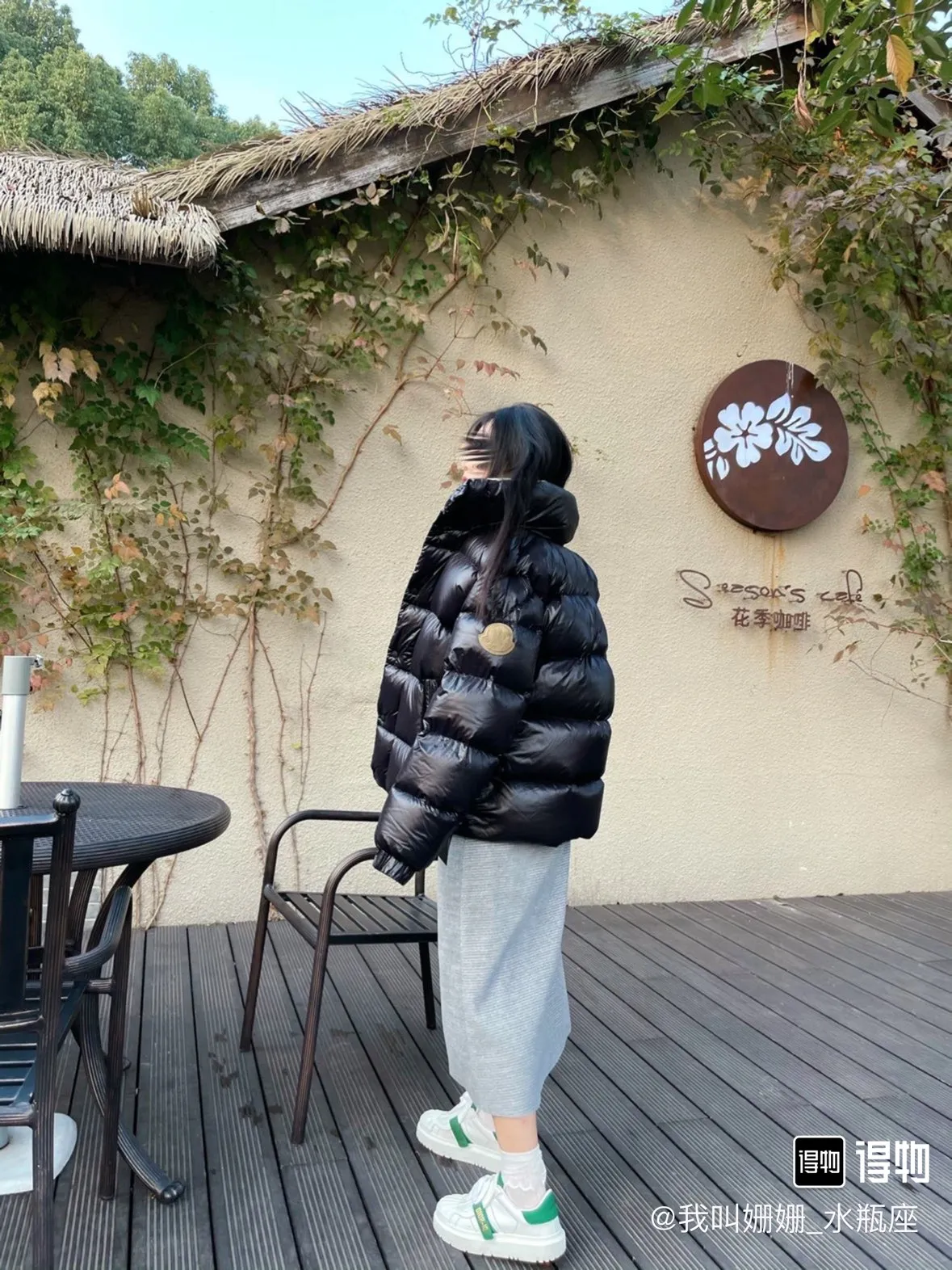 P870 Style number: G123 Moncler GENIUS x 1952 co-branded Dervo Moncler co-branded new stand-up collar zipper couple's down jacket 1️⃣Hangtag built-in NFC electronic sensor anti-counterfeiting) Dervox down is made of lightweight nylon laqué fabric, which is comfortable and warm without being heavy. It is equipped with internal shoulder straps, which can be carried as a carry when the temperature heats up! 2️⃣It is very youthful and energetic, and can be easily worn by both men and women. It is very in line with the fashion aesthetic concepts of today's young people! 3️⃣ A full set of customized accessories, complete with three standards, same style for men and women, a must-have for couples! Color: black Size: 1, 2, 3, 4