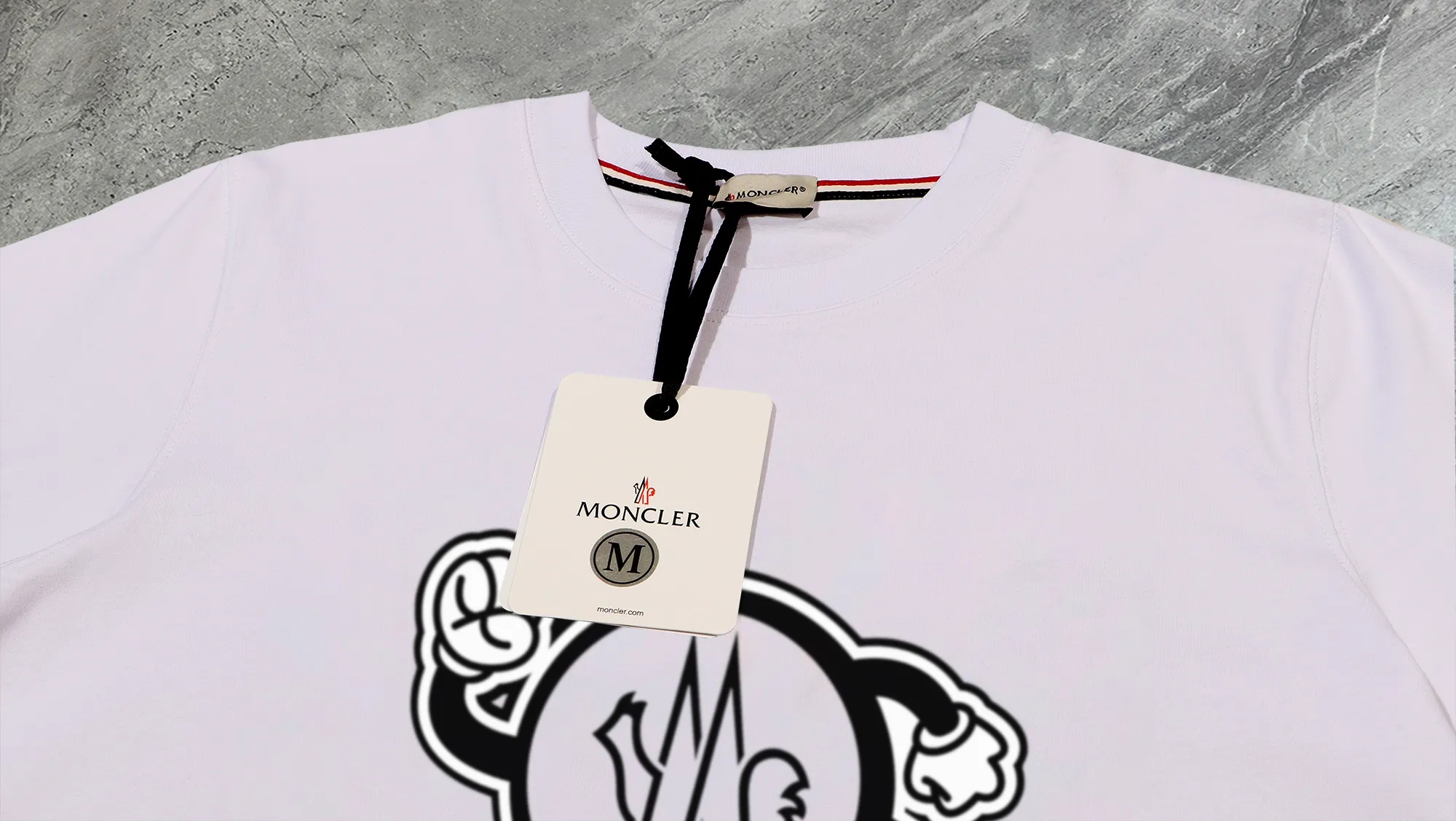P210 High-version sweatshirt) [Long-term stock] 〖𝐌𝐎𝐍𝐂𝐋𝐄𝐑~Mask〗 Made of 440g heavy-weight fabric. It is different from the market currency. It can be matched with any variety and is properly handsome. 😎The whole dress is made of double waistcoats. The double waistcoats make the whole dress more three-dimensional. Not ordinary factories can do such fine work. 2025 Spring runway version of the T stage, on sale at the counter, round neck terry sweatshirt, high-end double-strand pure cotton, custom-made stretch ribs, dyed in the same vat, complete with three standards, matched with exquisite embroidered LOGO on the chest, simple and advanced, same style for men and women. Color: black, apricot, white, size: S M L XL 2XL