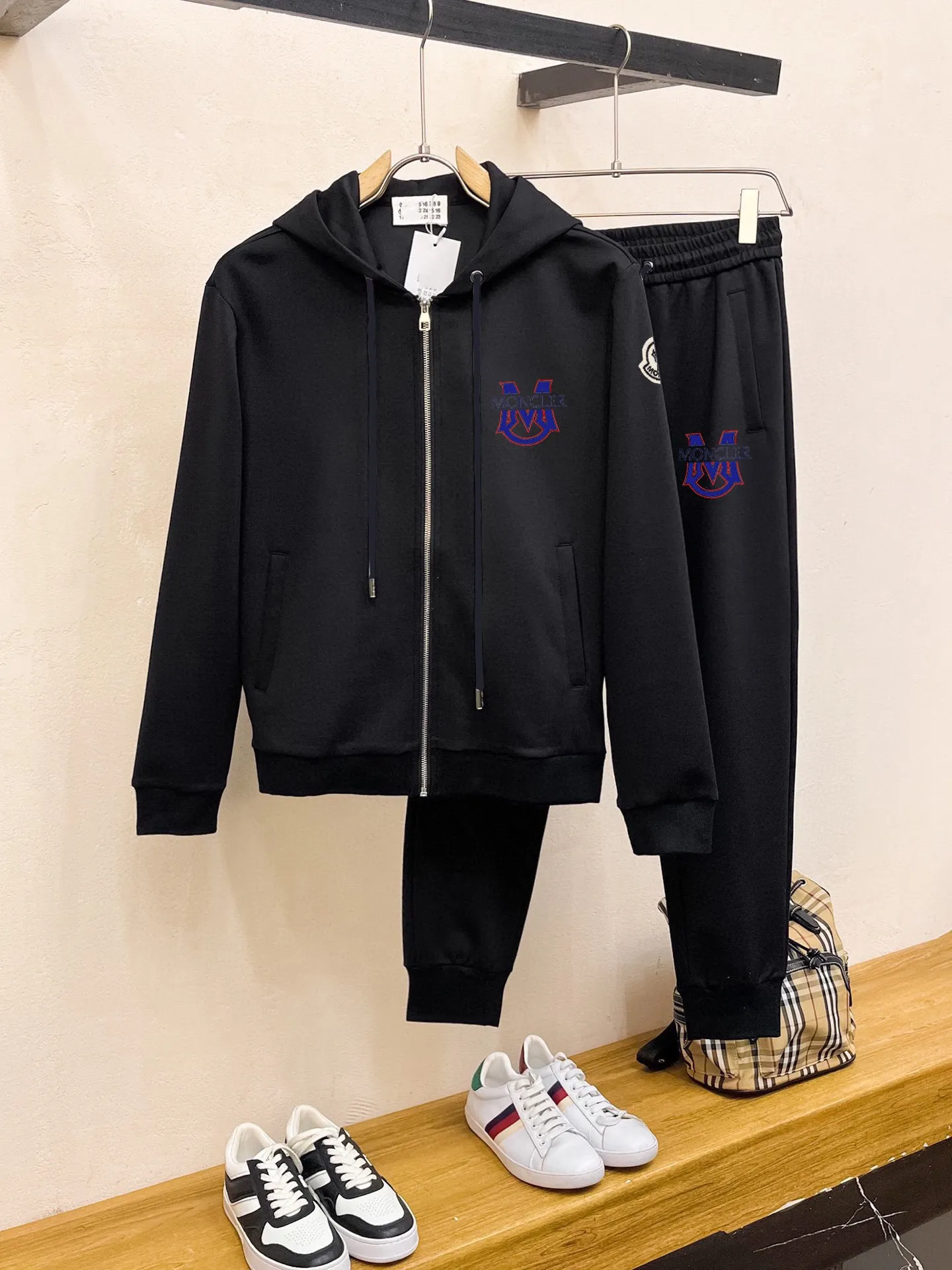 P400 💰 [MONCLER Mouth Covering] (Gospel for Fatty) Hot-selling suit is here. Focus on the original version of the official website. 2025 new hot-selling cardigan sweater suit. The original order is the best product. 🇭🇰The meticulous work of top designers. Just for a fitting and perfect upper body effect. 100% natural high-quality Roman cotton, close-fitting comfort, noble and elegant! Original hardware embodies elegance and nobility! Counter size: M-5XL (maximum wear up to 220 pounds)