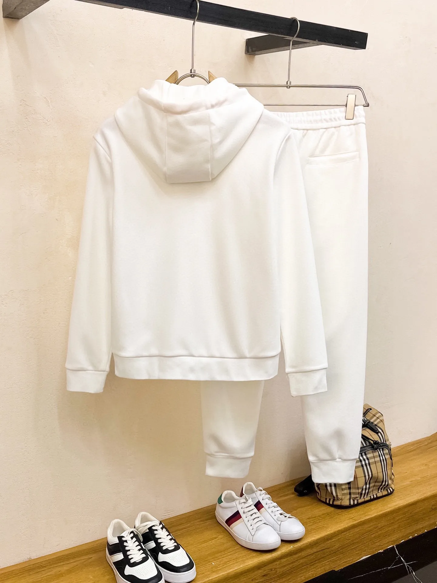 P400 💰 [MONCLER Mouth Covering] (Gospel for Fatty) Hot-selling suit is here. Focus on the original version of the official website. 2025 new hot-selling cardigan sweater suit. The original order is the best product. 🇭🇰The meticulous work of top designers. Just for a fitting and perfect upper body effect. 100% natural high-quality Roman cotton, close-fitting comfort, noble and elegant! Original hardware embodies elegance and nobility! Counter size: M-5XL (maximum wear up to 220 pounds)