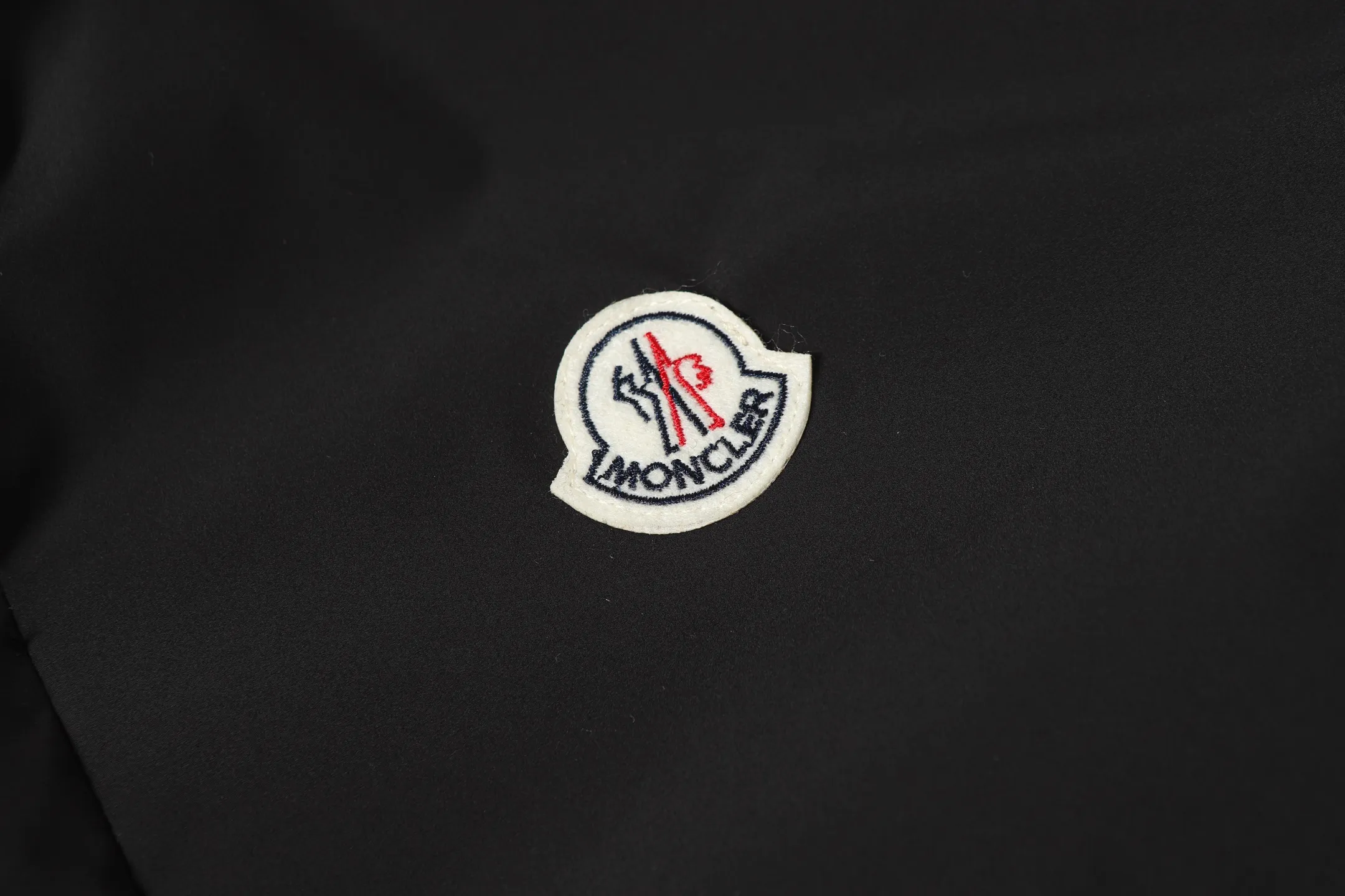 P770 Moncler Epine muzzled short stand collar jacket down jacket. Original replacement fabric. The contrasting color design is really stunning. The Epine men's short down jacket is a daily essential item with a streamlined appearance and protective materials.  Focus Epine short down jacket is durable and lightweight. This short down jacket features hidden quilting for warmth while creating a fluid silhouette. Stylish yet practical, this thermal jacket can be worn from the city to the great outdoors. Details •Made with micro soft •Longue saison lining •Down filling •Zip closure •Zipper pocket •Adjustable cuffs •Drawstring adjustable hem Size: 1-5