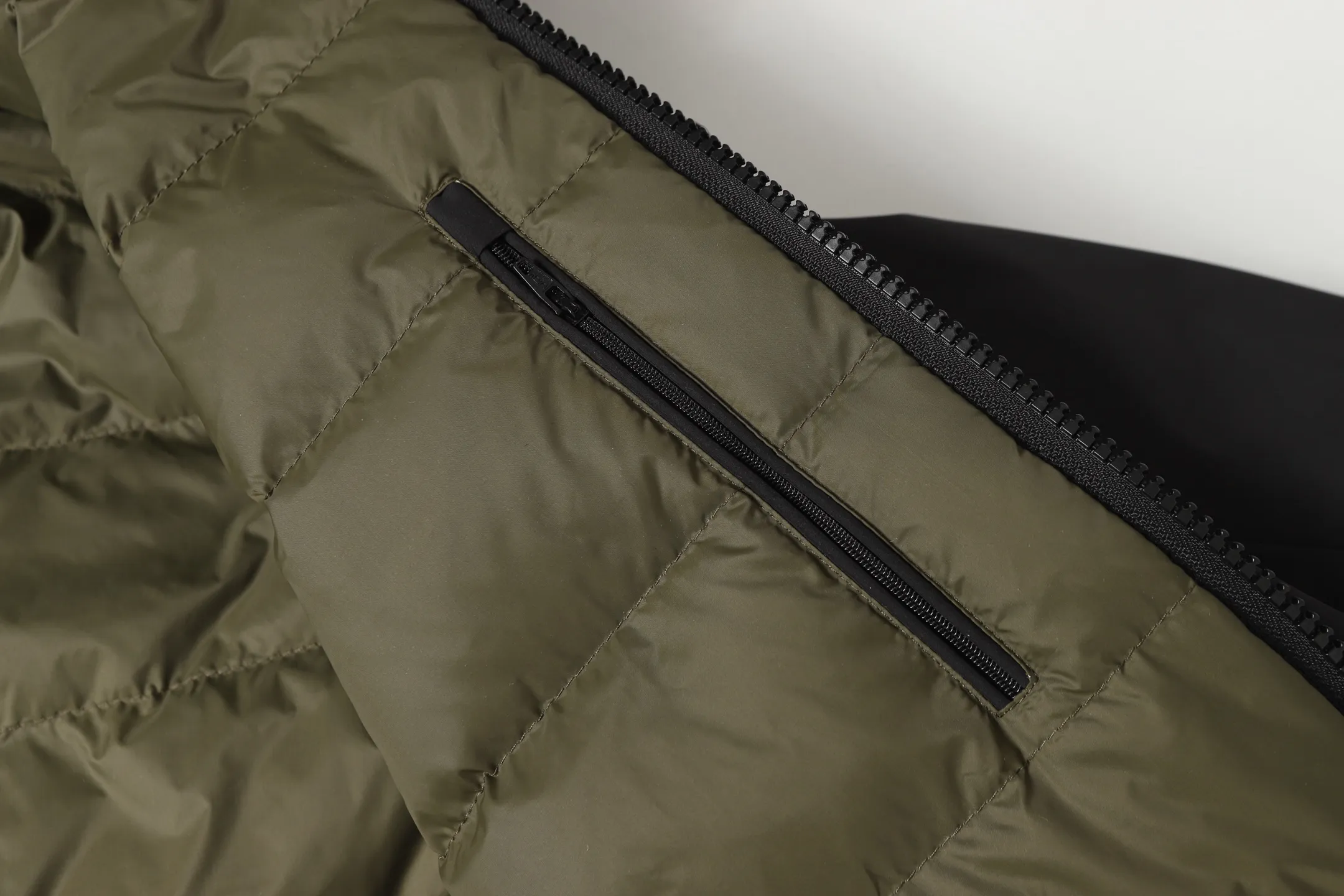 P770 Moncler Epine muzzled short stand collar jacket down jacket. Original replacement fabric. The contrasting color design is really stunning. The Epine men's short down jacket is a daily essential item with a streamlined appearance and protective materials.  Focus Epine short down jacket is durable and lightweight. This short down jacket features hidden quilting for warmth while creating a fluid silhouette. Stylish yet practical, this thermal jacket can be worn from the city to the great outdoors. Details •Made with micro soft •Longue saison lining •Down filling •Zip closure •Zipper pocket •Adjustable cuffs •Drawstring adjustable hem Size: 1-5