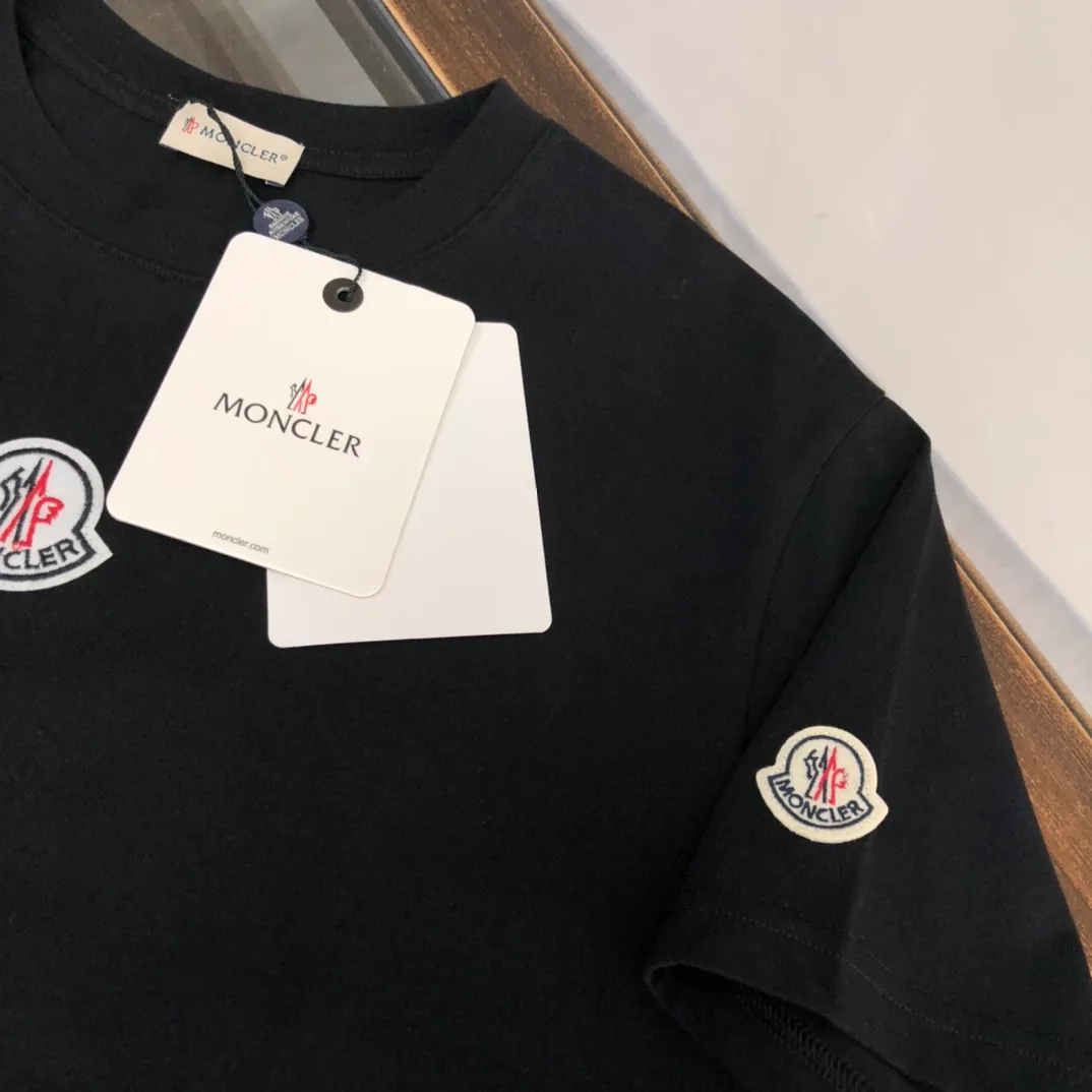 P150 Moncler/Moncler's new summer minimalist short-sleeved T-shirt. This T-shirt is the crystallization of Moncler's pure personality and functionality. It is specially designed to create a casual look. It is suitable for matching with various clothing. It is made of custom-woven high-density pure cotton fabric! Black White S-XL (larger version)