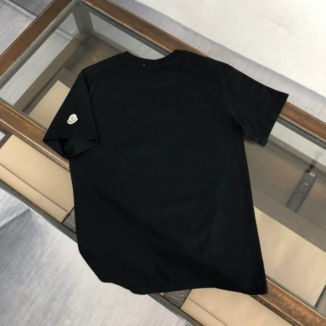P150 Moncler/Moncler's new summer minimalist short-sleeved T-shirt. This T-shirt is the crystallization of Moncler's pure personality and functionality. It is specially designed to create a casual look. It is suitable for matching with various clothing. It is made of custom-woven high-density pure cotton fabric! Black White S-XL (larger version)