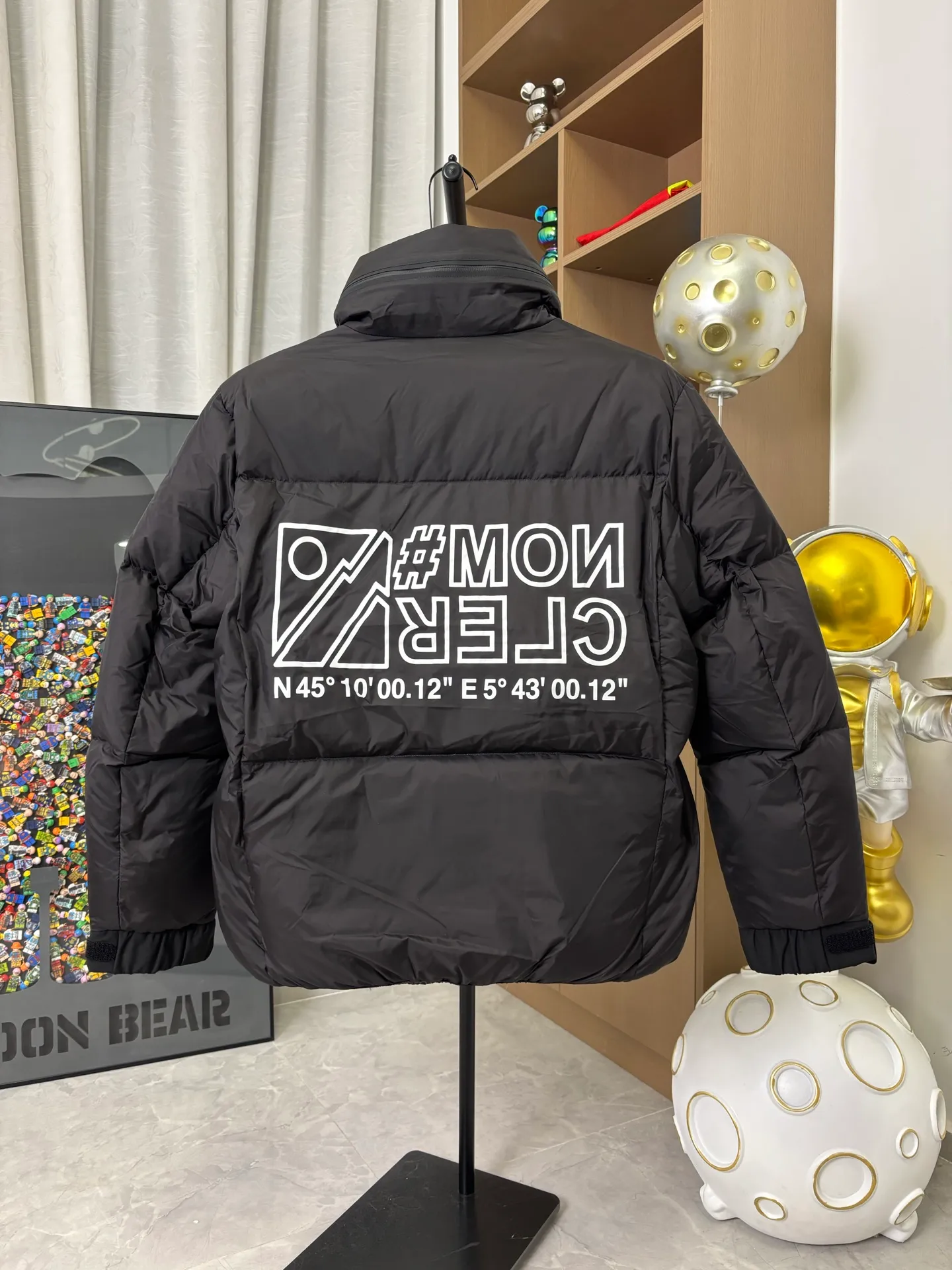 P1010 Style number: DC233# [moncler] Moncler 2025 autumn and winter ski series new two-wear down jacket. The hat can be recycled through the zipper to become a three-dimensional down jacket. Two-wear!  The original custom-made hardware accessories are all imported and customized. Welcome to compare. Absolutely high quality. Super soft. Full and fluffy. Super heavy-duty. The fabric is well-made and has a perfect pattern. Note⚠The fabric is super comfortable. Exclusive model. Non-market product. Same style for men and women. Color: black. Size: 1 2 3 4 5 [Picture 9️⃣Size chart]