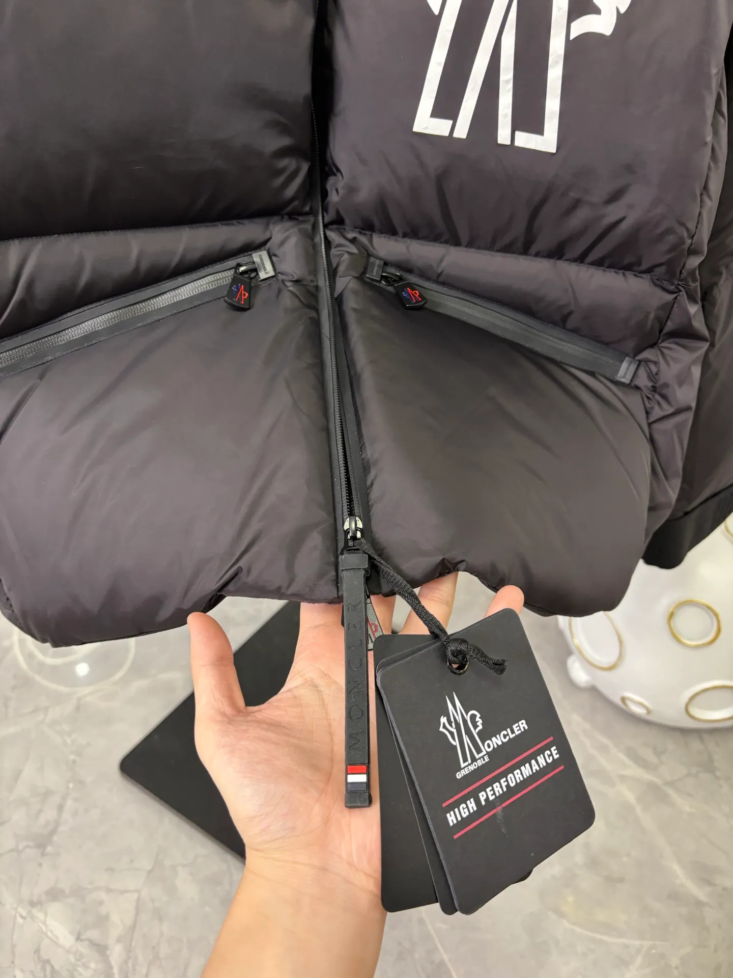 P1010 Style number: DC233# [moncler] Moncler 2025 autumn and winter ski series new two-wear down jacket. The hat can be recycled through the zipper to become a three-dimensional down jacket. Two-wear!  The original custom-made hardware accessories are all imported and customized. Welcome to compare. Absolutely high quality. Super soft. Full and fluffy. Super heavy-duty. The fabric is well-made and has a perfect pattern. Note⚠The fabric is super comfortable. Exclusive model. Non-market product. Same style for men and women. Color: black. Size: 1 2 3 4 5 [Picture 9️⃣Size chart]