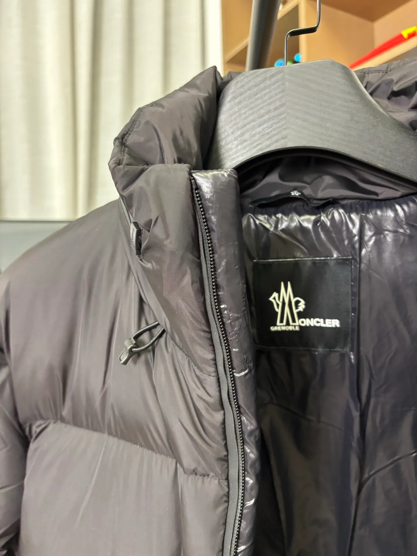 P1010 Style number: DC233# [moncler] Moncler 2025 autumn and winter ski series new two-wear down jacket. The hat can be recycled through the zipper to become a three-dimensional down jacket. Two-wear!  The original custom-made hardware accessories are all imported and customized. Welcome to compare. Absolutely high quality. Super soft. Full and fluffy. Super heavy-duty. The fabric is well-made and has a perfect pattern. Note⚠The fabric is super comfortable. Exclusive model. Non-market product. Same style for men and women. Color: black. Size: 1 2 3 4 5 [Picture 9️⃣Size chart]