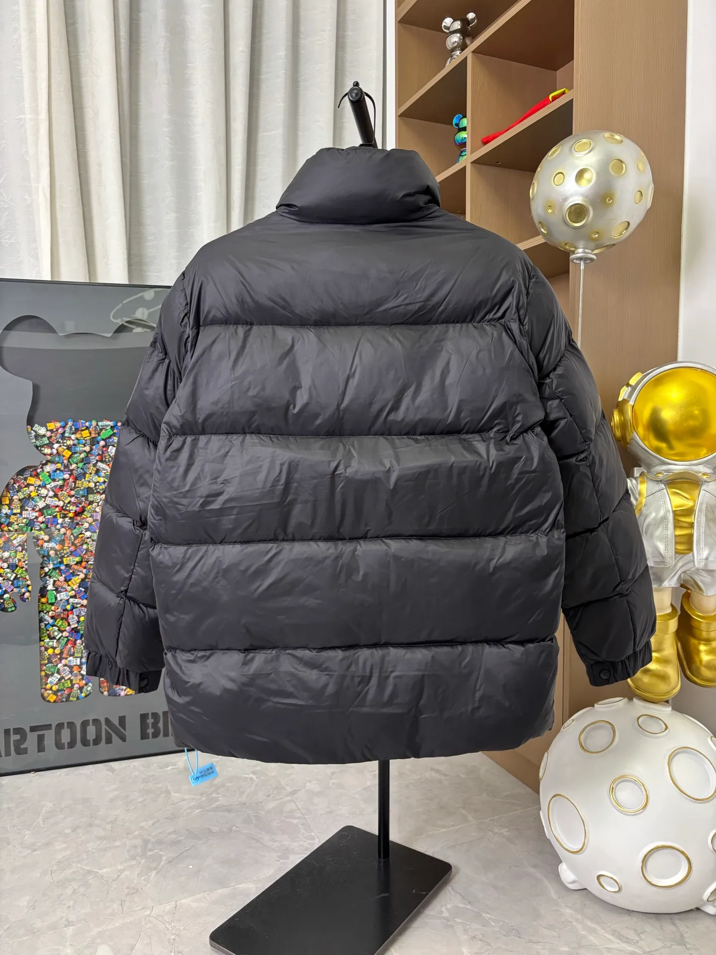 P1010 Style number: DC233# [moncler] Moncler 2025 autumn and winter ski series new two-wear down jacket. The hat can be recycled through the zipper to become a three-dimensional down jacket. Two-wear!  The original custom-made hardware accessories are all imported and customized. Welcome to compare. Absolutely high quality. Super soft. Full and fluffy. Super heavy-duty. The fabric is well-made and has a perfect pattern. Note⚠The fabric is super comfortable. Exclusive model. Non-market product. Same style for men and women. Color: black. Size: 1 2 3 4 5 [Picture 9️⃣Size chart]