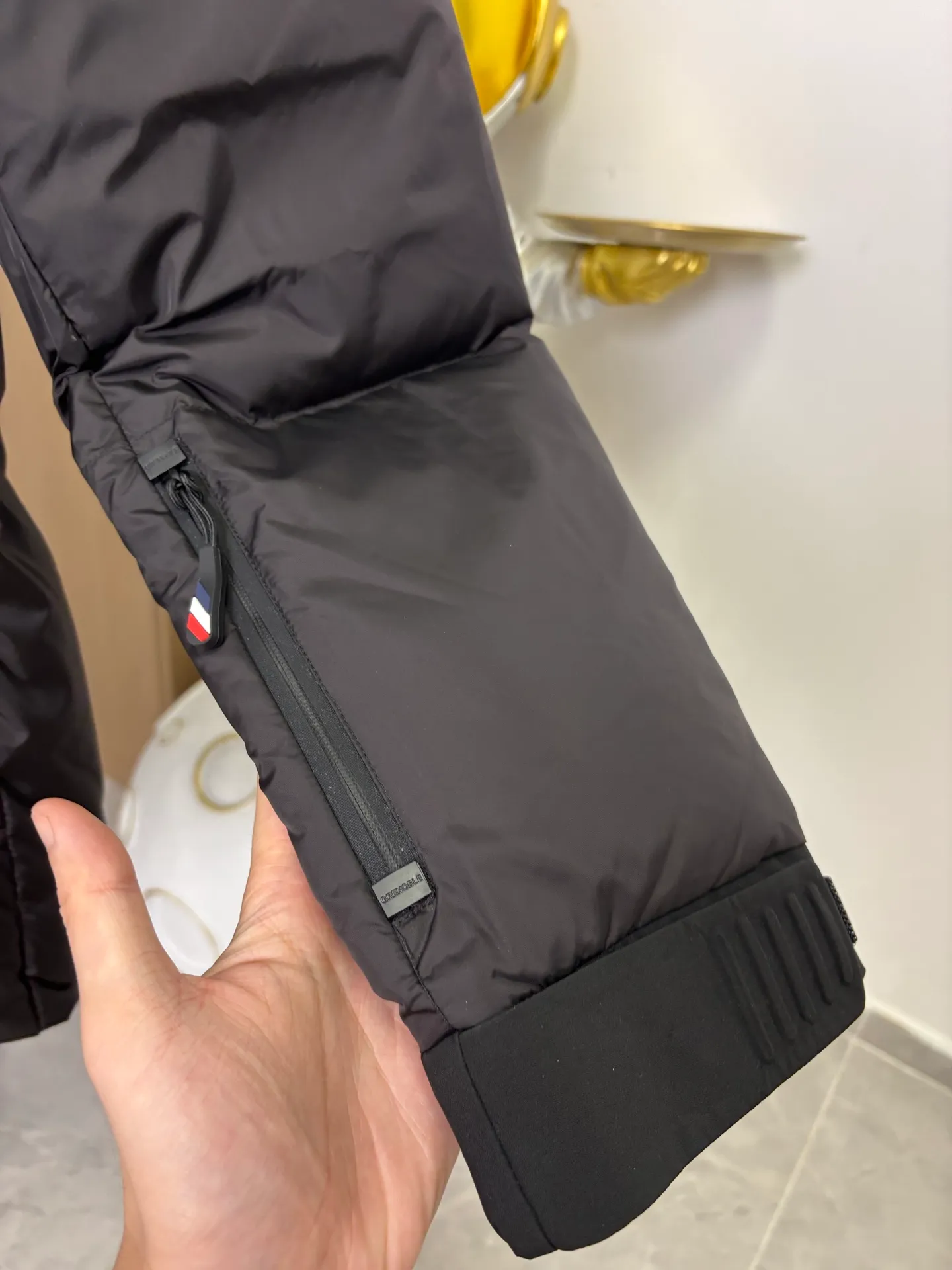 P1010 Style number: DC233# [moncler] Moncler 2025 autumn and winter ski series new two-wear down jacket. The hat can be recycled through the zipper to become a three-dimensional down jacket. Two-wear!  The original custom-made hardware accessories are all imported and customized. Welcome to compare. Absolutely high quality. Super soft. Full and fluffy. Super heavy-duty. The fabric is well-made and has a perfect pattern. Note⚠The fabric is super comfortable. Exclusive model. Non-market product. Same style for men and women. Color: black. Size: 1 2 3 4 5 [Picture 9️⃣Size chart]