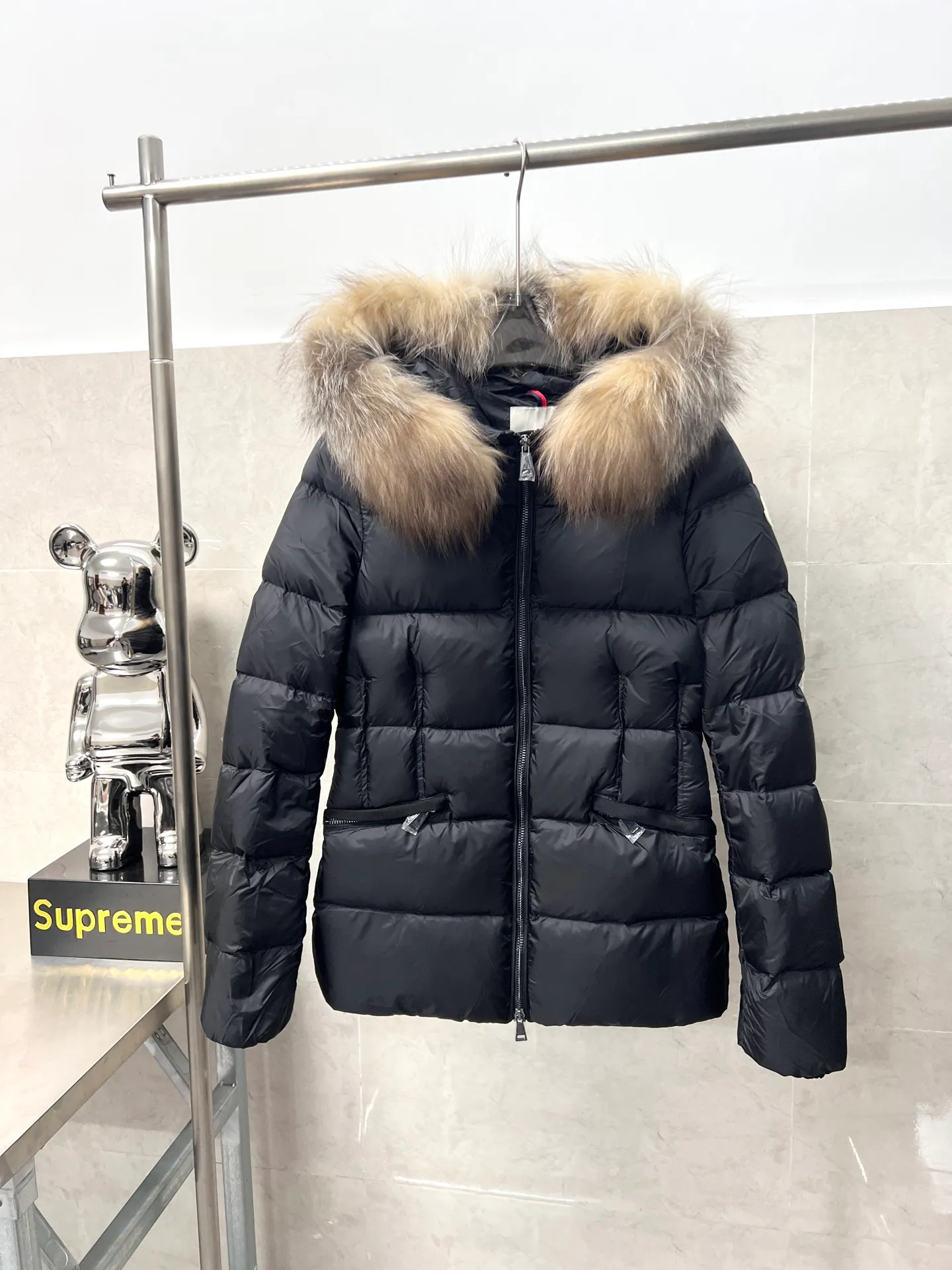 P1080 Moncler's new fur collar hooded waisted down jacket. The slim fit highlights the fluffy temperament of this down jacket. It is light and neat without any bloat. The fur collar at the neck is very textured. It is super slim and reduces your age. It is both warm and fashionable. It is definitely a versatile and unmistakable warm weapon for daily outings. Size: 1234