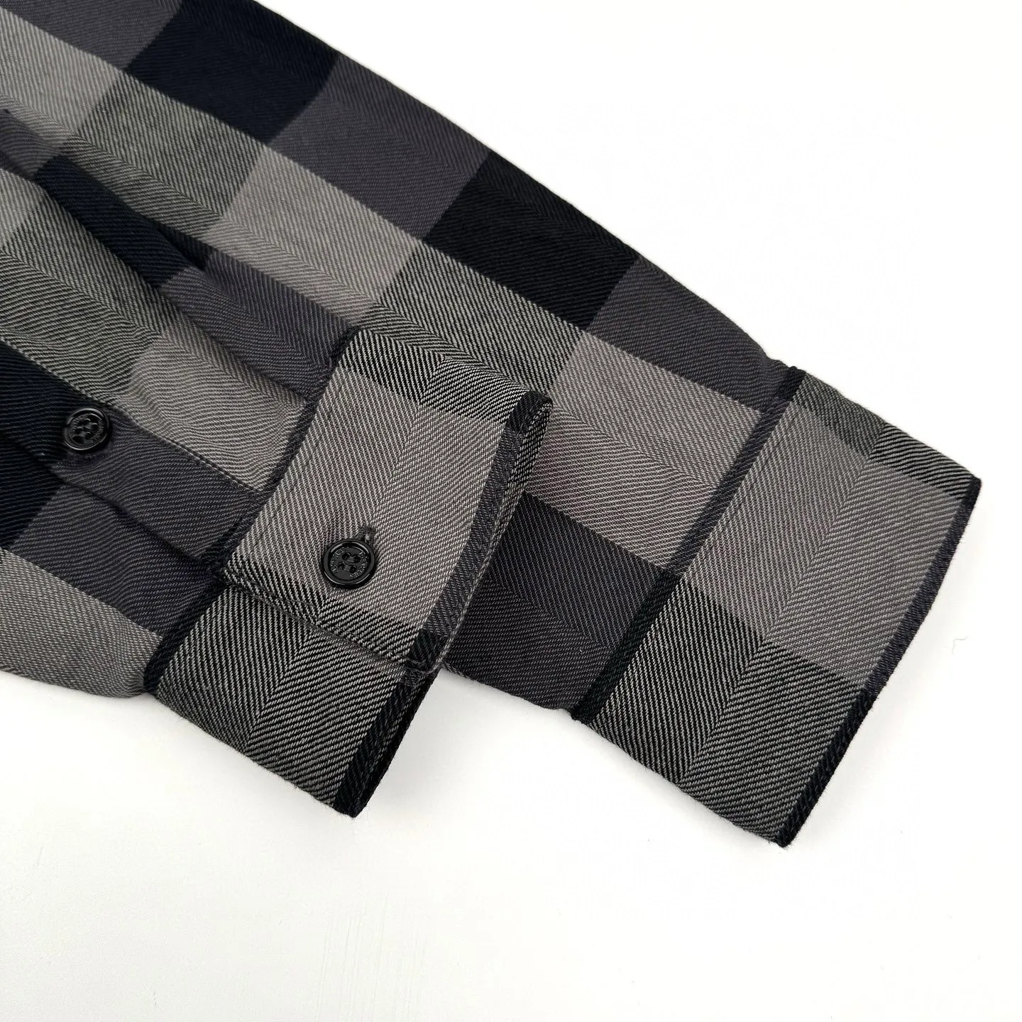 P490 Exclusive supply] Moncler three-party joint plaid shirt. The original version was purchased for 8,450 and developed. The fabric is made of custom-woven plaid cotton. It has clear texture and delicate touch. It is comfortable and close to the skin. It is based on the interweaving of pure dark gray and light gray. It is deep and layered. Moncler The co-branded embroidery logo on the sleeves is another dynamic scenery. It is a concentrated imprint of the brand spirit. It exudes a sense of luxury from the inside out. It is a stunning work in the fashion feast, using imported machine embroidery technology. It uses advanced computer control systems and precision mechanical components to realize Moncler embroidery operations with high precision. The lines are smooth and delicate. Infrared positioning cutting bed uses infrared transmitters and infrared receivers to achieve precise positioning of materials. The accuracy can reach the micron level. In order to meet the effect of high-precision cutting of plaid alignment, the material loss is extremely high. Each piece needs to be lost 10 points on average. It is time-consuming and labor-intensive. The details are genuine, and the fabrics have been sand washed. The texture is better, not easy to deform, not easy to shrink, not easy to fade, and maintains long-term beauty. Size:46-48-50-52
