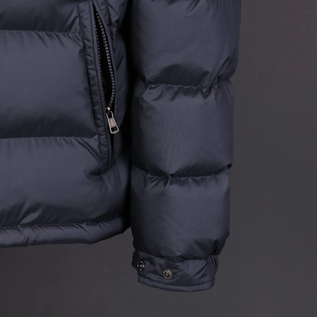 P1120 Moncler Maya series FW25 Maya matte sleeve pocket logo logo comfortable removable hood short down jacket, same style for men and women