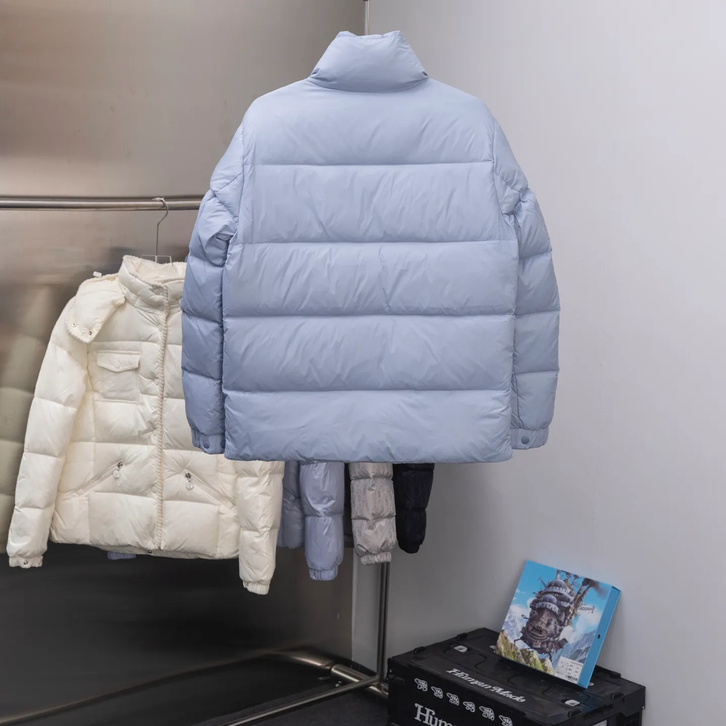 P780 Super King Fried ⬆️Moncler Citala short men's down jacket. Looking at it, there is no other version on the market that can beat it. 130w + one ton of special European gooseneck filling. 850+ fill power, I am twice as thick as the market version, but twice as light. The Citala men's short down jacket is made of pop-colored light fabric, highlighting the vitality of the series.  Made from lightweight nylon with a longue saison lining, the Citala down jacket is comfortable and warm without being bulky. This cropped down jacket has a comfortable fit, a signature turtleneck and a quilted, checkered silhouette. Details •Made from lightweight nylon fabric •Longue saison lining •Down filling (⚠️Premium goose down) •Stand collar •Zip closure •Zip pockets •Elastic cuffs and hem •Felt logo patch Size : 1-5 Couple size.