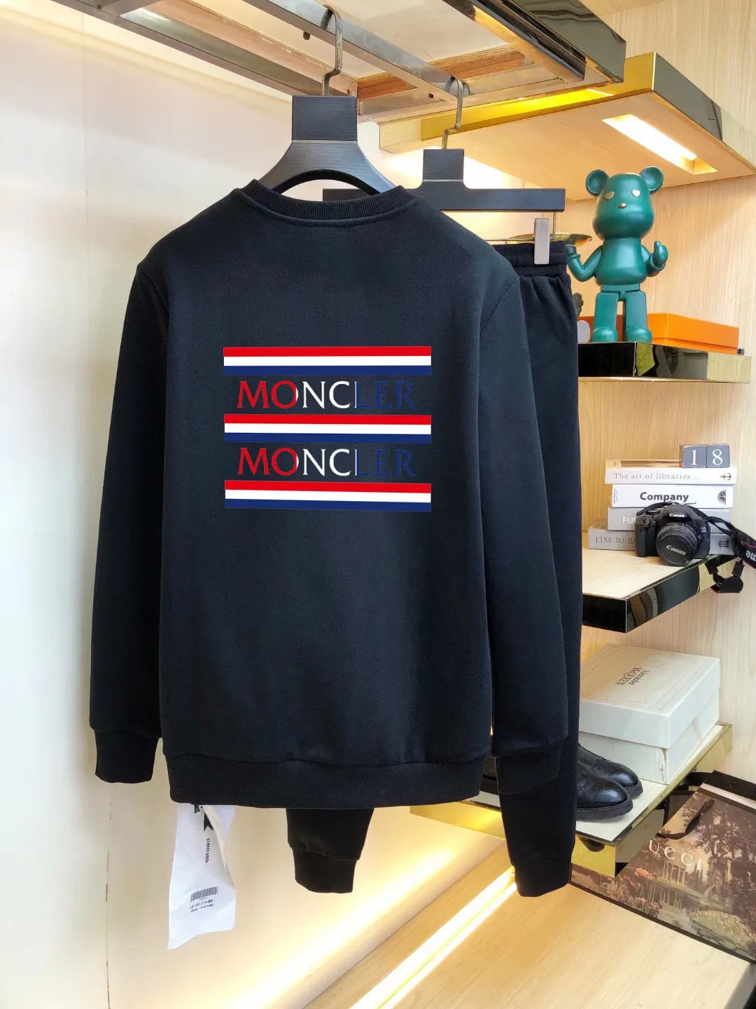 P360 [MONCLER] (Gospel for Fatty) hot-selling suit is coming. Focus on the original version of the official website. 2025 new hot-selling sweatshirt suit. The original order is the best. It is the meticulous work of top designers. It has a fitting and perfect upper body effect. All-natural high-quality Roman cotton 100%, close-fitting comfort, noble and elegant! Original hardware embodies elegance and nobility! Counter size: M-5XL (maximum wear up to 220 pounds)