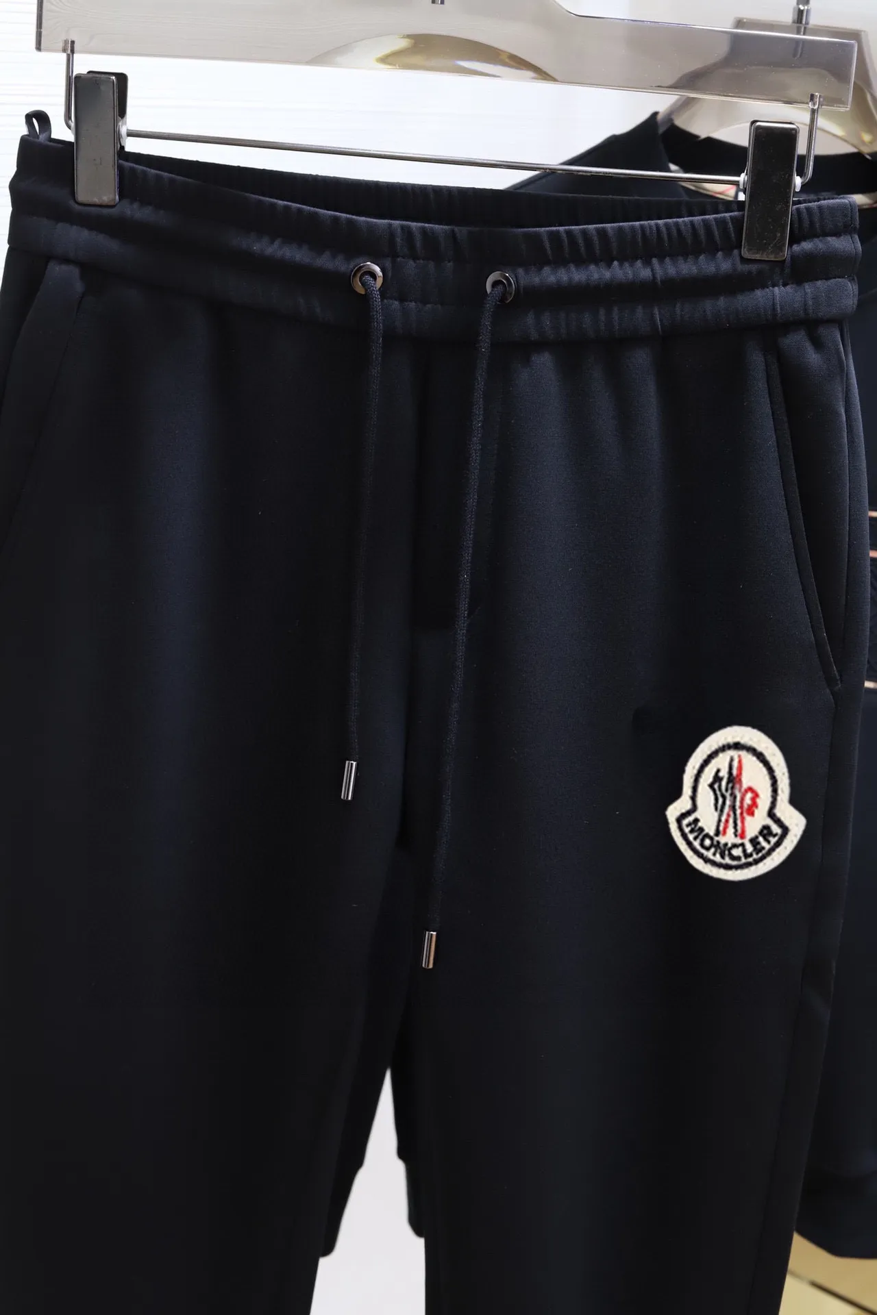P360 [MONCLER] (Gospel for Fatty) hot-selling suit is coming. Focus on the original version of the official website. 2025 new hot-selling sweatshirt suit. The original order is the best. It is the meticulous work of top designers. It has a fitting and perfect upper body effect. All-natural high-quality Roman cotton 100%, close-fitting comfort, noble and elegant! Original hardware embodies elegance and nobility! Counter size: M-5XL (maximum wear up to 220 pounds)