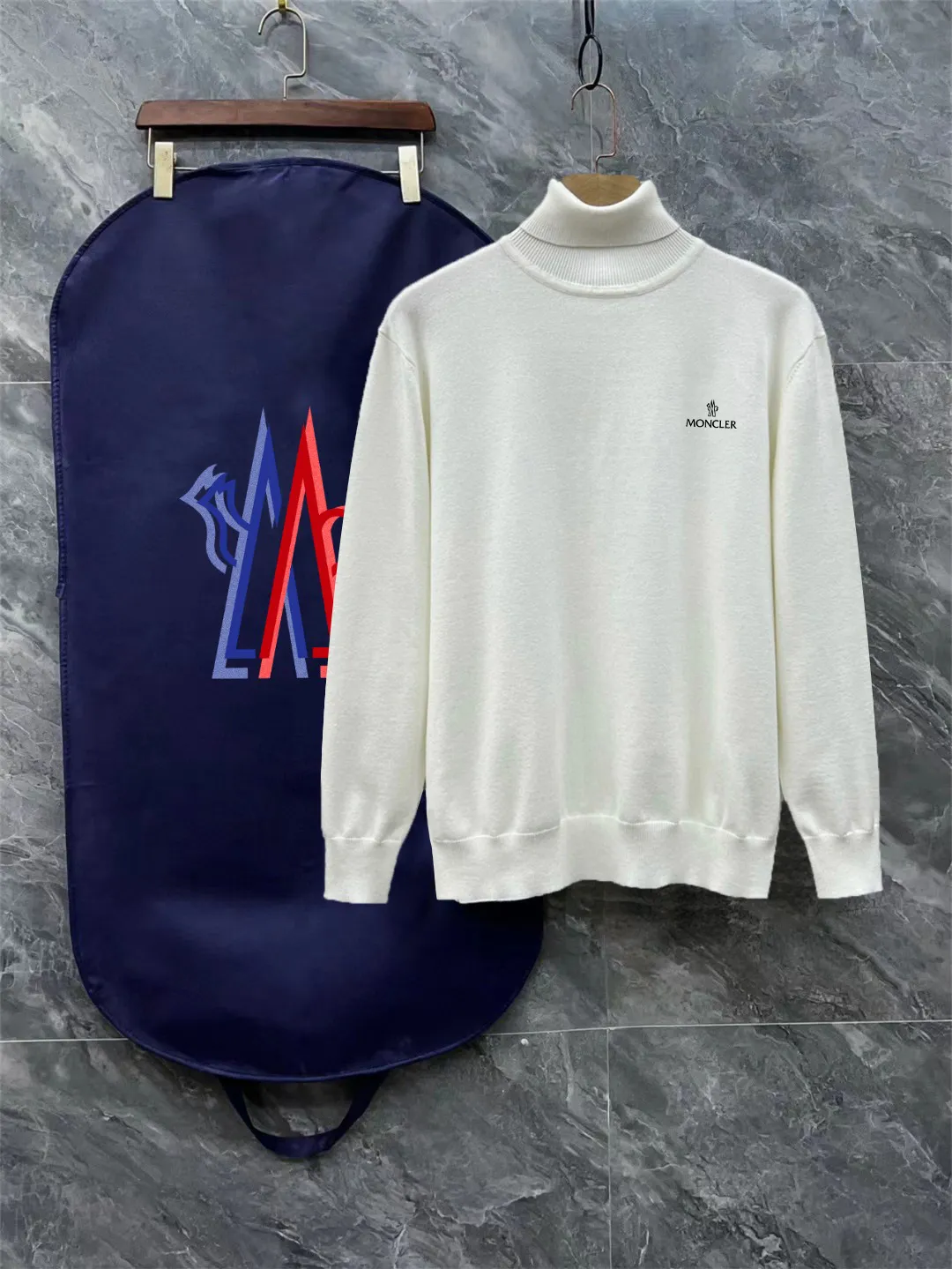 P220 Moncler, complete with 3 marks for the muzzle, logo embroidered turtleneck sweater, fine wool blended sweater, high-end customization series for men and women, belongs to the brand's high-end main line, patented top-grade yarn blending, uses innovation to interpret conventional styles, and the configuration of fabrics is subversive. The details are remarkable. SS's most anticipated sweater in winter, full of high-end sense. Outflowed from the brand's designated Zhejiang processing factory, extremely cost-effective, and the quality of Meri wool yarn is excellent. It feels super soft, delicate, soft, non-pilling and does not deform. It is available at all major counters at the same time. It is a must-have product every year. The product seems simple, the process is extremely complicated, and the upper body is not picky. The upper body is extremely skin-friendly and comfortable. It can be worn close to the body with an outer jacket or as an outer layer. Color: Black White Size: M L XL 2XL 3XL