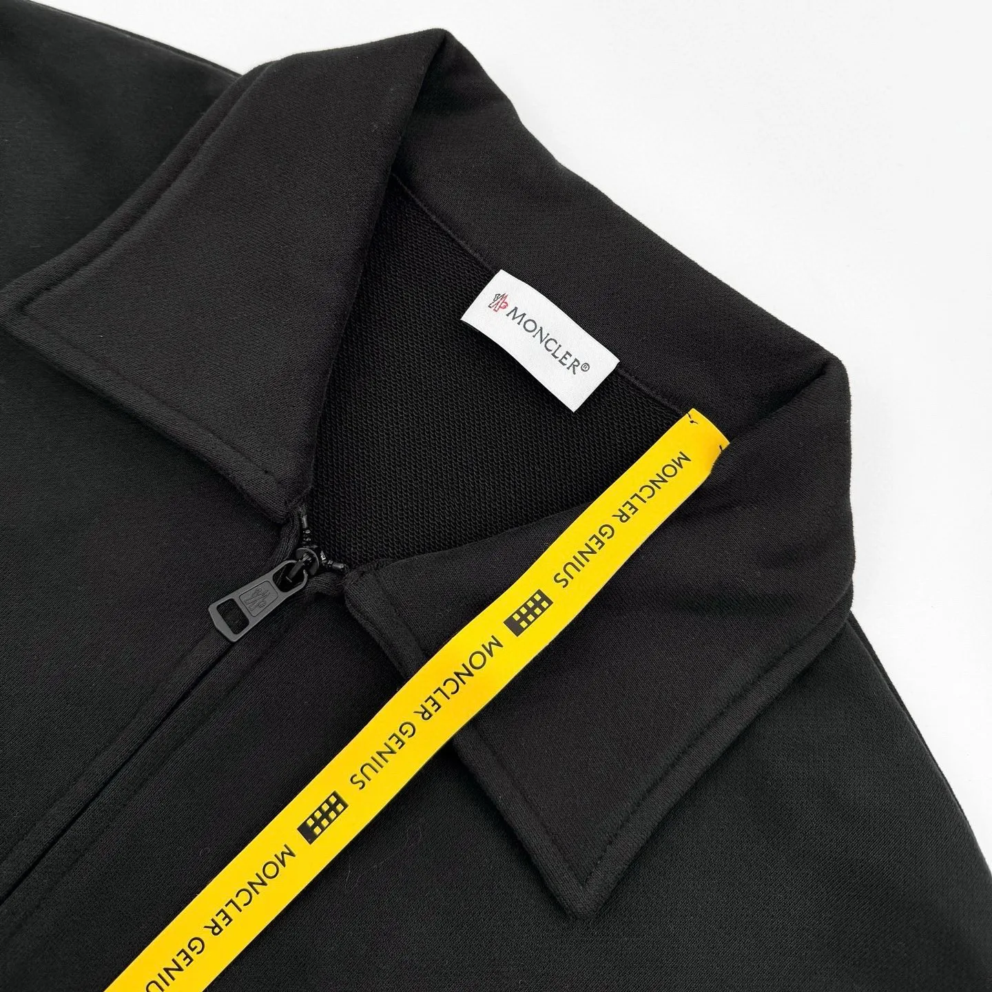 P360 exclusive supply] Moncler Hiroshi Fujiwara co-branded lapel sweatshirt. The original version was purchased for 4,800 and developed. The fabric is made of customized soft cotton velvet fabric. It is delicate and soft, comfortable and close to the skin. It is based on pure and rich black. Moncler Highlight the brand style. Half-chain style exudes a sense of luxury from the inside out. Find the perfect balance between simplicity and sophistication, using imported machine embroidery technology. Use advanced computer control systems and precision mechanical components to realize Moncler Genius embroidery operations with high precision. The lines are smooth and delicate, using glue printing. Moncler Not easy to shrink, not easy to fade, maintain long-term beauty. Size:S-M-L-XL