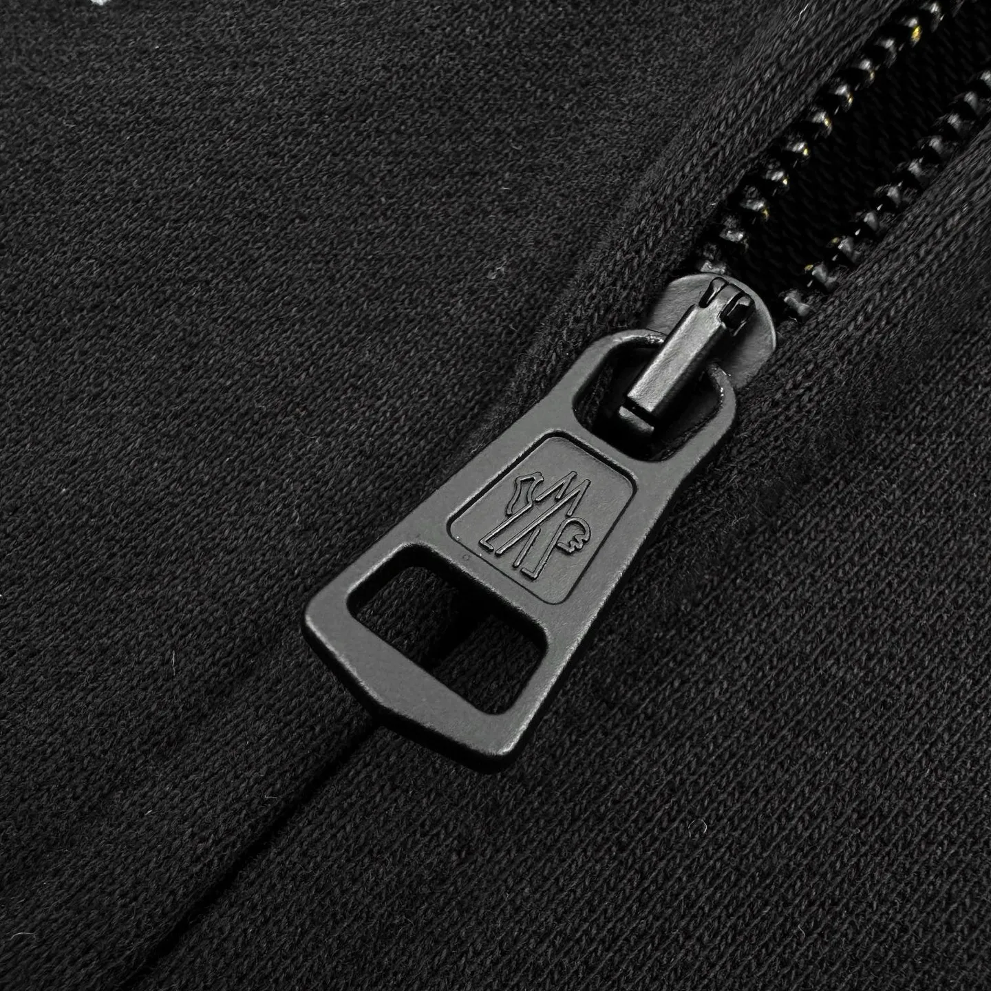 P360 exclusive supply] Moncler Hiroshi Fujiwara co-branded lapel sweatshirt. The original version was purchased for 4,800 and developed. The fabric is made of customized soft cotton velvet fabric. It is delicate and soft, comfortable and close to the skin. It is based on pure and rich black. Moncler Highlight the brand style. Half-chain style exudes a sense of luxury from the inside out. Find the perfect balance between simplicity and sophistication, using imported machine embroidery technology. Use advanced computer control systems and precision mechanical components to realize Moncler Genius embroidery operations with high precision. The lines are smooth and delicate, using glue printing. Moncler Not easy to shrink, not easy to fade, maintain long-term beauty. Size:S-M-L-XL