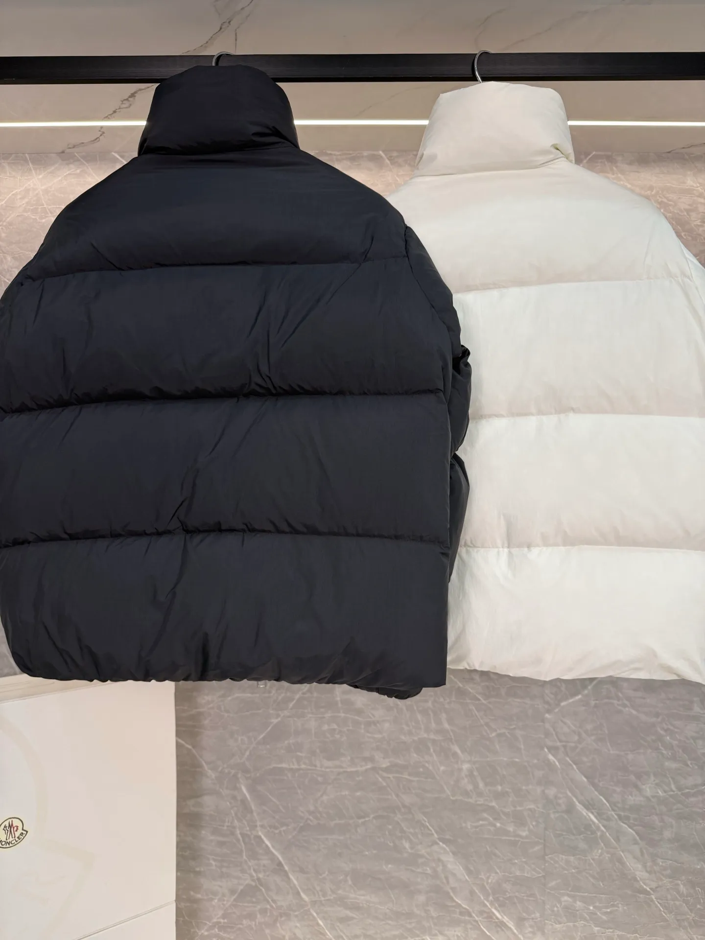 P1140 MONCLER GENIUS (Sky City Show Style) Moncler x Willow Smith YAEL Short Women's Down Jacket Jayel short down jacket is embellished with eye-catching metal accessories, highlighting the punk aesthetic of the Moncler x Willow Smith women's series.  The Moncler x Willow Smith Jayel down jacket features an extra zipper on the front, reinterpreting a signature punk detail. These functional zippers can be opened or closed and are reminiscent of artist-inspired vintage details. Made from nylon fabric that combines Moncler's heritage with Willow Smith's aesthetic, the metal ring on the logo patch is inspired by the artist's nose ring. Moncler Genius is a warm piece with a short and wide design that can be easily matched with the same color items in the series. Details Made of lightweight nylon Longue saison lining Filled with down Zip closure Snap pockets Adjustable cuffs and hem Embroidered logo patch with hoop Size: 0-3 White Black (Fairy Style)