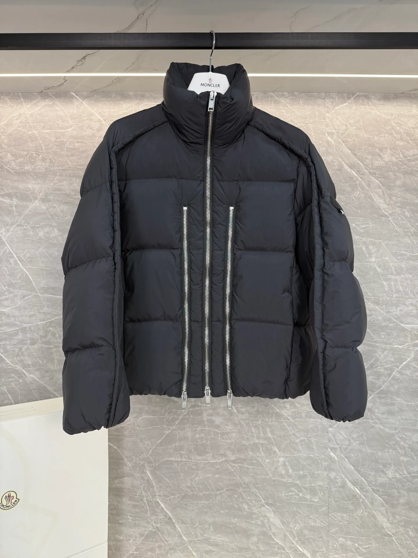 P1140 MONCLER GENIUS (Sky City Show Style) Moncler x Willow Smith YAEL Short Women's Down Jacket Jayel short down jacket is embellished with eye-catching metal accessories, highlighting the punk aesthetic of the Moncler x Willow Smith women's series.  The Moncler x Willow Smith Jayel down jacket features an extra zipper on the front, reinterpreting a signature punk detail. These functional zippers can be opened or closed and are reminiscent of artist-inspired vintage details. Made from nylon fabric that combines Moncler's heritage with Willow Smith's aesthetic, the metal ring on the logo patch is inspired by the artist's nose ring. Moncler Genius is a warm piece with a short and wide design that can be easily matched with the same color items in the series. Details Made of lightweight nylon Longue saison lining Filled with down Zip closure Snap pockets Adjustable cuffs and hem Embroidered logo patch with hoop Size: 0-3 White Black (Fairy Style)