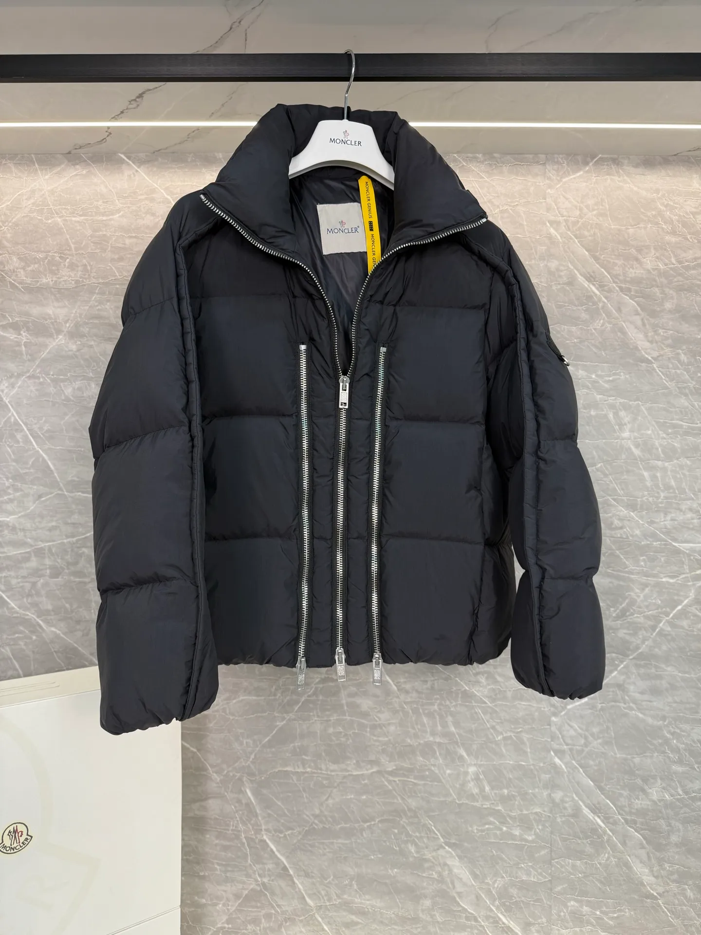 P1140 MONCLER GENIUS (Sky City Show Style) Moncler x Willow Smith YAEL Short Women's Down Jacket Jayel short down jacket is embellished with eye-catching metal accessories, highlighting the punk aesthetic of the Moncler x Willow Smith women's series.  The Moncler x Willow Smith Jayel down jacket features an extra zipper on the front, reinterpreting a signature punk detail. These functional zippers can be opened or closed and are reminiscent of artist-inspired vintage details. Made from nylon fabric that combines Moncler's heritage with Willow Smith's aesthetic, the metal ring on the logo patch is inspired by the artist's nose ring. Moncler Genius is a warm piece with a short and wide design that can be easily matched with the same color items in the series. Details Made of lightweight nylon Longue saison lining Filled with down Zip closure Snap pockets Adjustable cuffs and hem Embroidered logo patch with hoop Size: 0-3 White Black (Fairy Style)