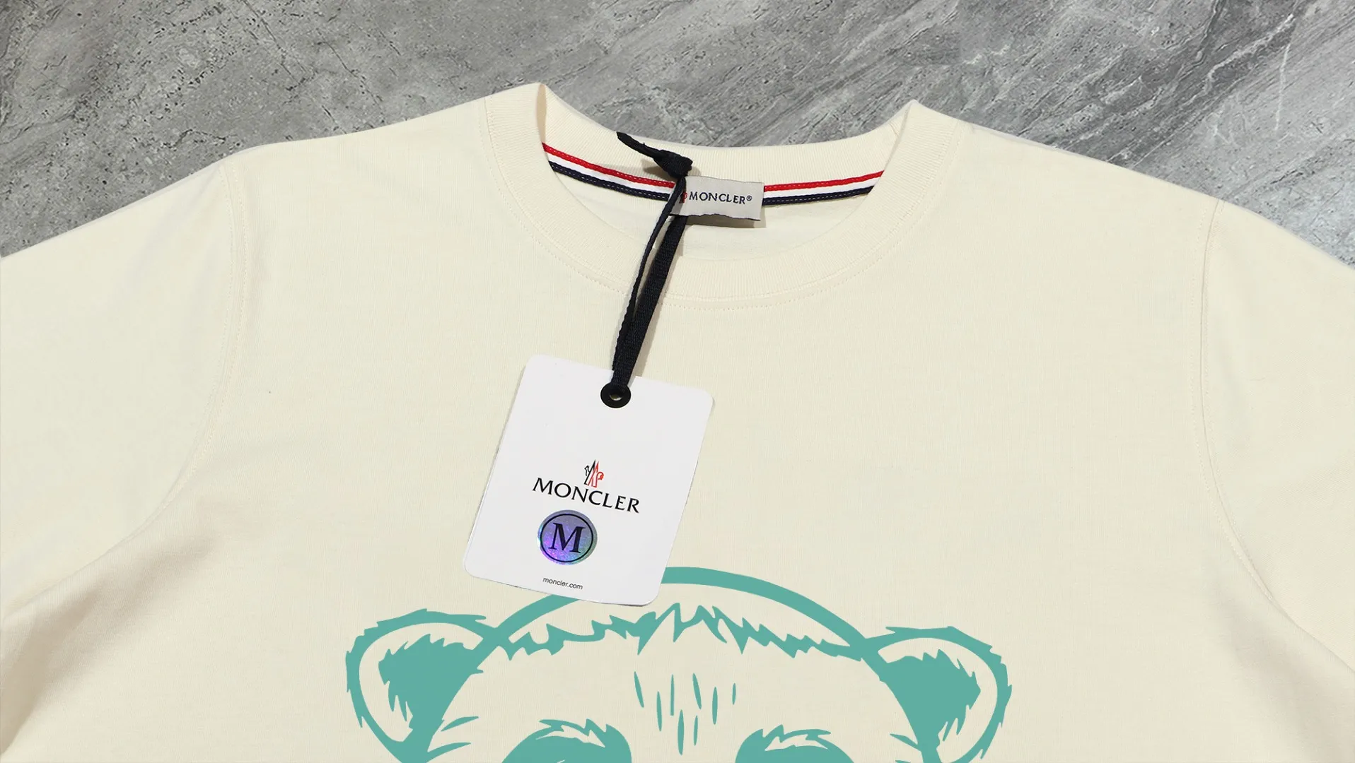 P140 💰Upgraded version "Mobile phone smart sensor ~ NFC chip armband ~ direct access to the official website for anti-counterfeiting" "Moncler ~ Mouth Mouth" 2025 new high-quality round neck short-sleeved T-shirt. The cuffs have imported embroidered labels. Customized dyeing, very comfortable to touch. Super versatile and good-looking short-sleeved. Complete with three labels. Non-market ordinary version. Feel free to compare. Quality is absolutely guaranteed! ‼ First of all, this original fabric is all custom-woven with 32-count double yarn fabric, 250G, and the weight is the same‼ Fine workmanship, double waistcoat method, double waistcoat method, double waistcoat method makes the whole dress more three-dimensional, which is not a craft that ordinary T-shirts can achieve🤪 Size: S-M-L-XL-2XL Color: black, white, apricot, same style for men and women