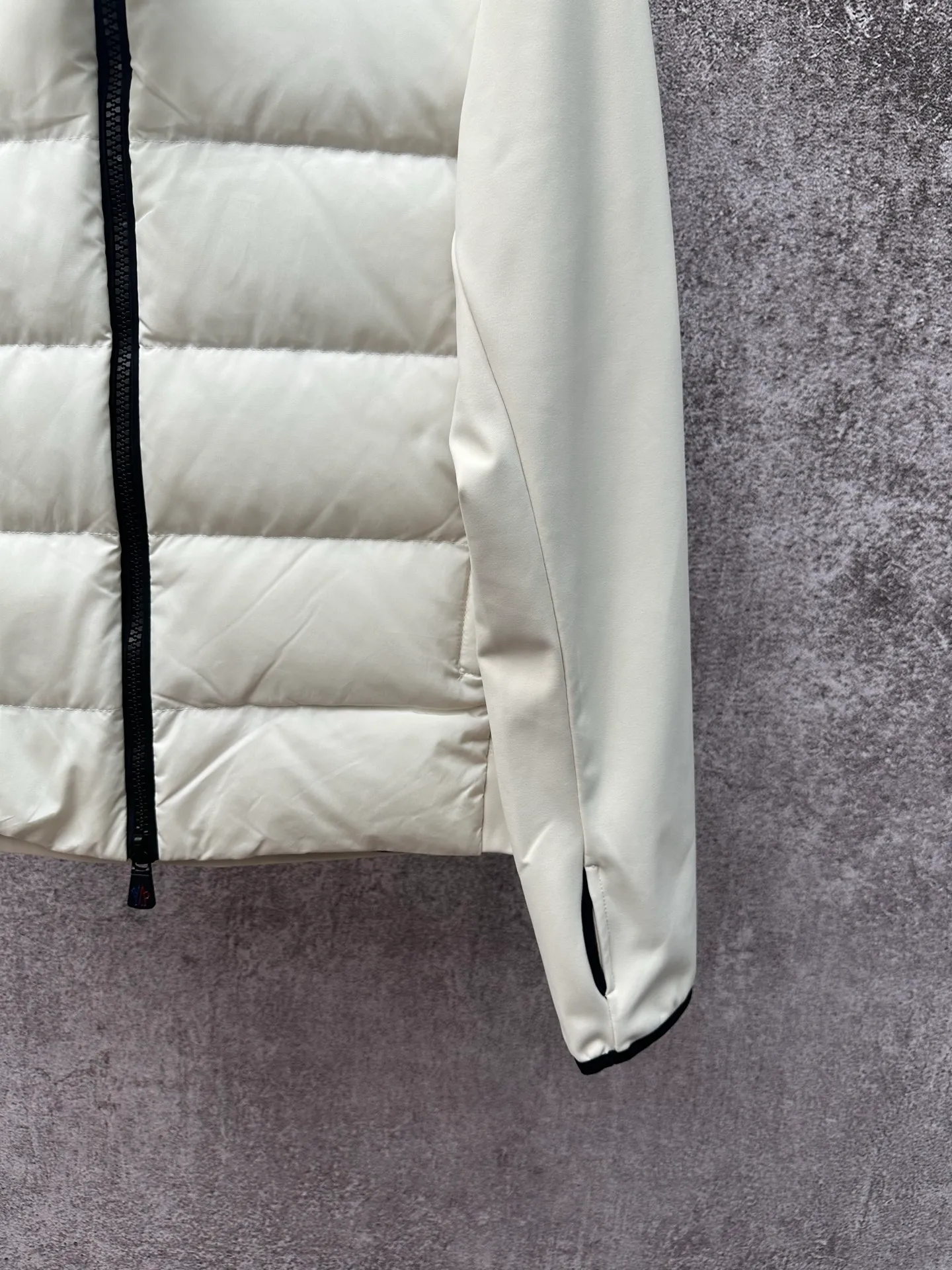 P750 25FW Moncler ✖️RICK OWENS co-branded down jacket Fabric material: The knitted part is woven from fine long-staple cotton single yarn.  Antistatic treatment: Avoid static electricity and dust absorption due to friction.  Anti-pilling treatment: special additives or processes are used to make fibers less likely to tangle into balls.   Peach skin treatment: perform more fine sanding to obtain an extremely delicate touch like the surface of a peach. At the same time, it is famous for its high-quality white goose down filling, which has excellent thermal insulation effect.  The abstract logo printing on the chest uses a combination of imported environmentally friendly glue technology and three-dimensional flocking - the main pattern uses fine glue to outline sharp lines, and the edges present a matte matte texture. The letters use micro-three-dimensional flocking technology. Deconstructive tailoring: Rick Owens' signature three-dimensional quilting technology combines laser cutting with hand-quilting to completely revolutionize the bulky feel of traditional down jackets. The slim silhouette combines sports functionality with the neat lines of high fashion.  Customized two-way YKK zippers, reflective strips on the brim, hidden snow skirt design, and even the cuff ribs are 3D woven, taking into account outdoor protection and a comfortable fit for daily wear.   Size: S M L XL