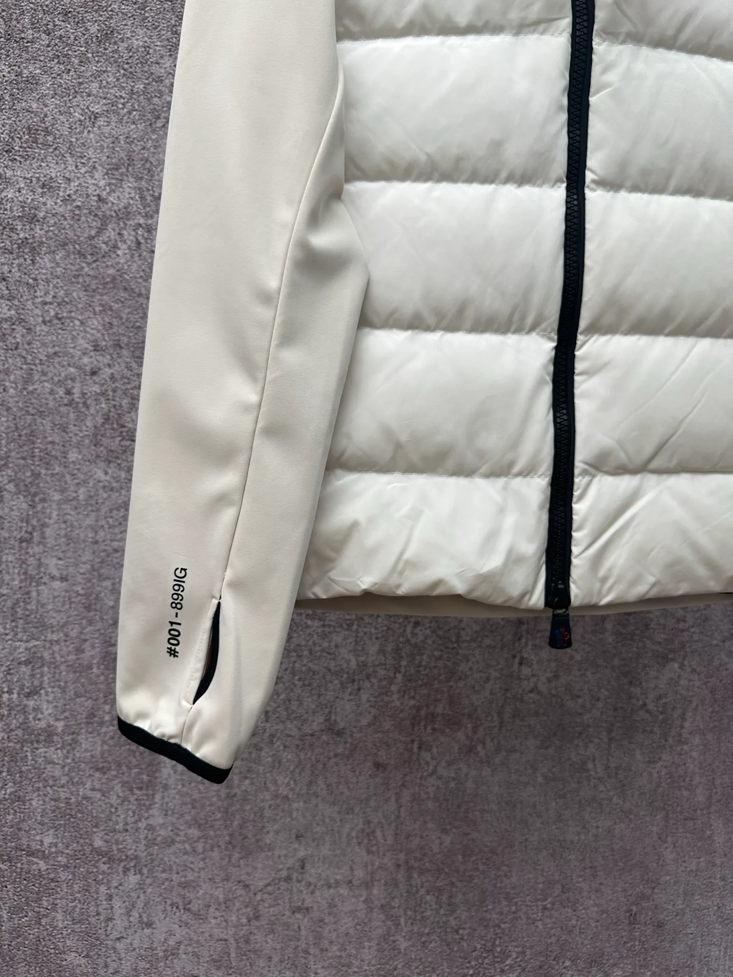 P750 25FW Moncler ✖️RICK OWENS co-branded down jacket Fabric material: The knitted part is woven from fine long-staple cotton single yarn.  Antistatic treatment: Avoid static electricity and dust absorption due to friction.  Anti-pilling treatment: special additives or processes are used to make fibers less likely to tangle into balls.   Peach skin treatment: perform more fine sanding to obtain an extremely delicate touch like the surface of a peach. At the same time, it is famous for its high-quality white goose down filling, which has excellent thermal insulation effect.  The abstract logo printing on the chest uses a combination of imported environmentally friendly glue technology and three-dimensional flocking - the main pattern uses fine glue to outline sharp lines, and the edges present a matte matte texture. The letters use micro-three-dimensional flocking technology. Deconstructive tailoring: Rick Owens' signature three-dimensional quilting technology combines laser cutting with hand-quilting to completely revolutionize the bulky feel of traditional down jackets. The slim silhouette combines sports functionality with the neat lines of high fashion.  Customized two-way YKK zippers, reflective strips on the brim, hidden snow skirt design, and even the cuff ribs are 3D woven, taking into account outdoor protection and a comfortable fit for daily wear.   Size: S M L XL