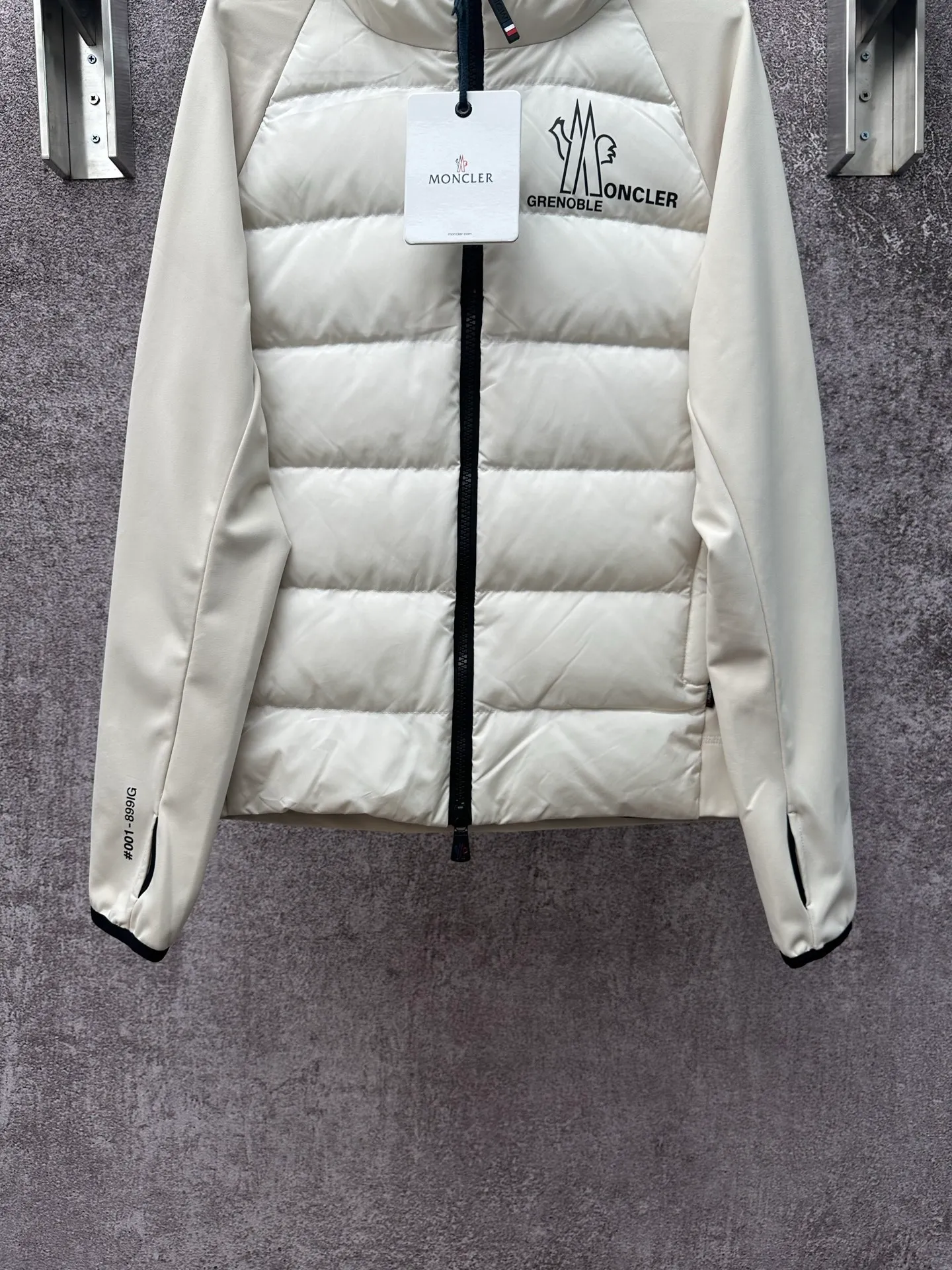 P750 25FW Moncler ✖️RICK OWENS co-branded down jacket Fabric material: The knitted part is woven from fine long-staple cotton single yarn.  Antistatic treatment: Avoid static electricity and dust absorption due to friction.  Anti-pilling treatment: special additives or processes are used to make fibers less likely to tangle into balls.   Peach skin treatment: perform more fine sanding to obtain an extremely delicate touch like the surface of a peach. At the same time, it is famous for its high-quality white goose down filling, which has excellent thermal insulation effect.  The abstract logo printing on the chest uses a combination of imported environmentally friendly glue technology and three-dimensional flocking - the main pattern uses fine glue to outline sharp lines, and the edges present a matte matte texture. The letters use micro-three-dimensional flocking technology. Deconstructive tailoring: Rick Owens' signature three-dimensional quilting technology combines laser cutting with hand-quilting to completely revolutionize the bulky feel of traditional down jackets. The slim silhouette combines sports functionality with the neat lines of high fashion.  Customized two-way YKK zippers, reflective strips on the brim, hidden snow skirt design, and even the cuff ribs are 3D woven, taking into account outdoor protection and a comfortable fit for daily wear.   Size: S M L XL