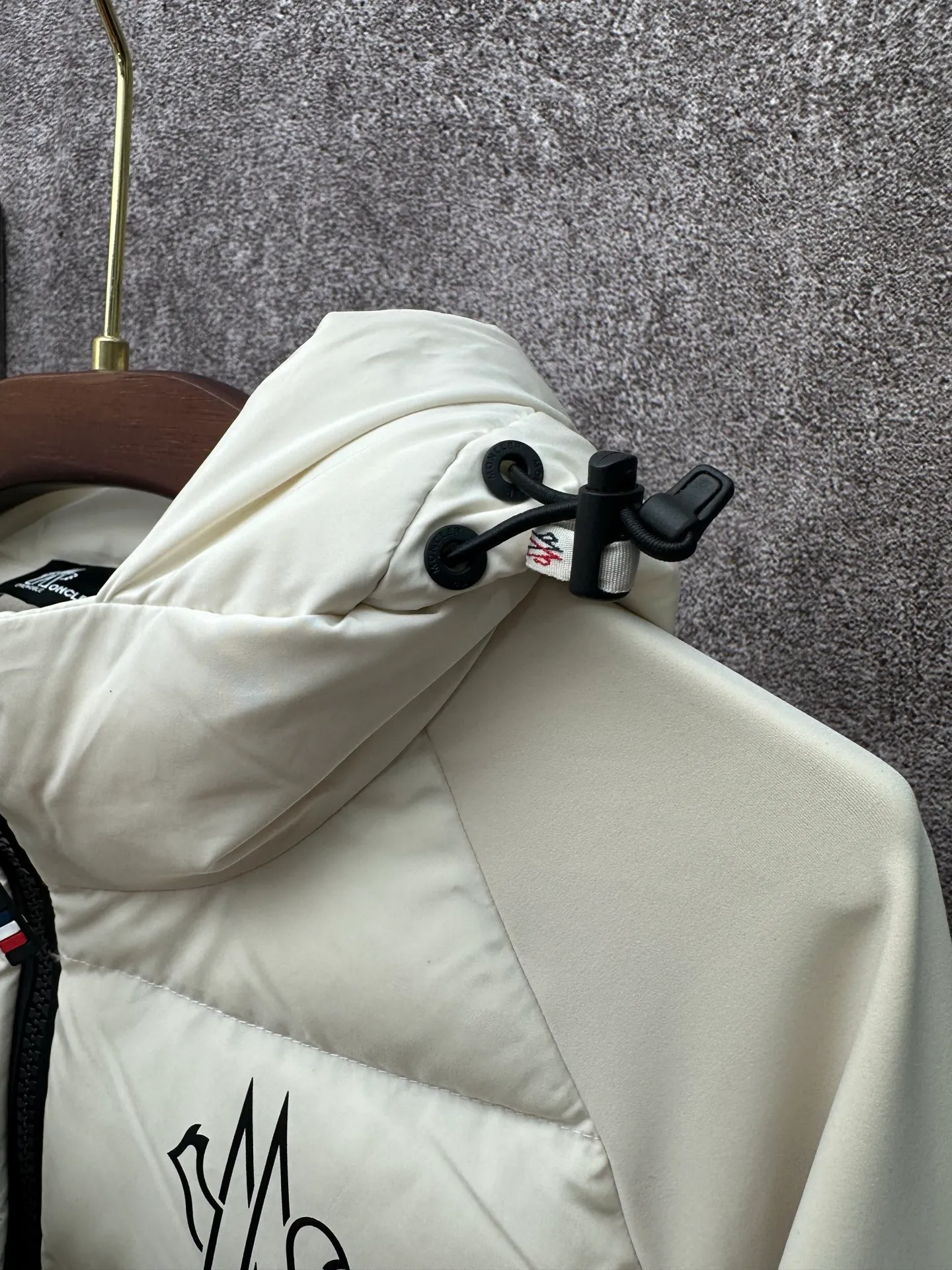 P750 25FW Moncler ✖️RICK OWENS co-branded down jacket Fabric material: The knitted part is woven from fine long-staple cotton single yarn.  Antistatic treatment: Avoid static electricity and dust absorption due to friction.  Anti-pilling treatment: special additives or processes are used to make fibers less likely to tangle into balls.   Peach skin treatment: perform more fine sanding to obtain an extremely delicate touch like the surface of a peach. At the same time, it is famous for its high-quality white goose down filling, which has excellent thermal insulation effect.  The abstract logo printing on the chest uses a combination of imported environmentally friendly glue technology and three-dimensional flocking - the main pattern uses fine glue to outline sharp lines, and the edges present a matte matte texture. The letters use micro-three-dimensional flocking technology. Deconstructive tailoring: Rick Owens' signature three-dimensional quilting technology combines laser cutting with hand-quilting to completely revolutionize the bulky feel of traditional down jackets. The slim silhouette combines sports functionality with the neat lines of high fashion.  Customized two-way YKK zippers, reflective strips on the brim, hidden snow skirt design, and even the cuff ribs are 3D woven, taking into account outdoor protection and a comfortable fit for daily wear.   Size: S M L XL