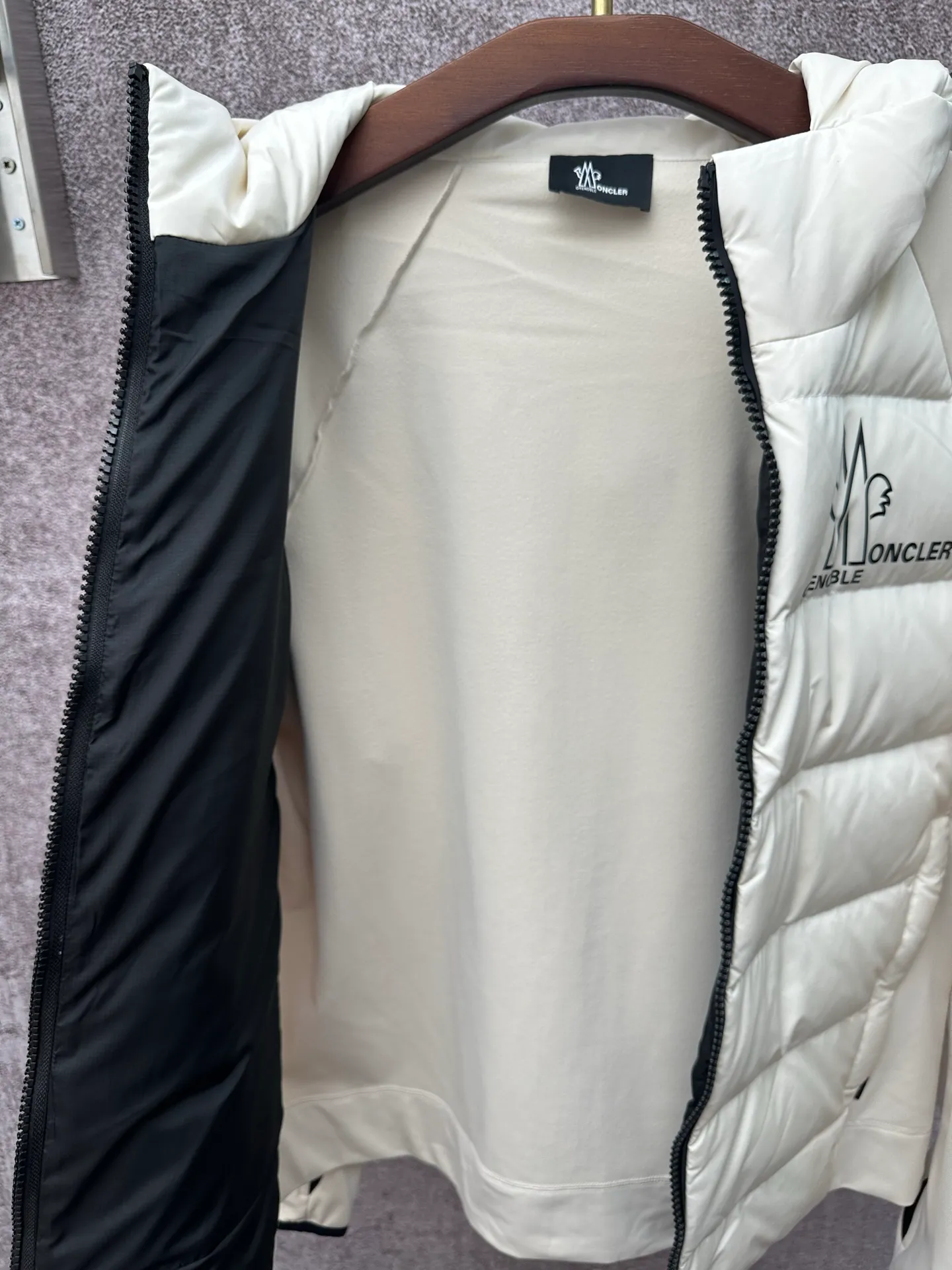 P750 25FW Moncler ✖️RICK OWENS co-branded down jacket Fabric material: The knitted part is woven from fine long-staple cotton single yarn.  Antistatic treatment: Avoid static electricity and dust absorption due to friction.  Anti-pilling treatment: special additives or processes are used to make fibers less likely to tangle into balls.   Peach skin treatment: perform more fine sanding to obtain an extremely delicate touch like the surface of a peach. At the same time, it is famous for its high-quality white goose down filling, which has excellent thermal insulation effect.  The abstract logo printing on the chest uses a combination of imported environmentally friendly glue technology and three-dimensional flocking - the main pattern uses fine glue to outline sharp lines, and the edges present a matte matte texture. The letters use micro-three-dimensional flocking technology. Deconstructive tailoring: Rick Owens' signature three-dimensional quilting technology combines laser cutting with hand-quilting to completely revolutionize the bulky feel of traditional down jackets. The slim silhouette combines sports functionality with the neat lines of high fashion.  Customized two-way YKK zippers, reflective strips on the brim, hidden snow skirt design, and even the cuff ribs are 3D woven, taking into account outdoor protection and a comfortable fit for daily wear.   Size: S M L XL