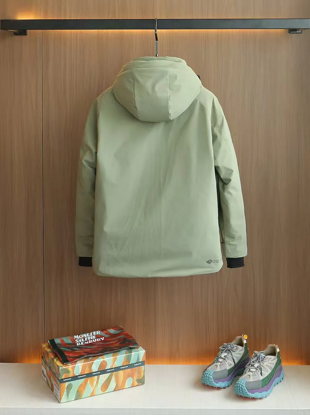 P1660 Moncler 25FW new thin and lightweight men's hooded casual down jacket! Trading company orders Jeluz men's down inspired by classic, men's choice for outdoor activities! The product is made of GORE-Tex waterproof outdoor sports fabric and decorated with recyclable details, which demonstrates the brand's commitment to external environmental protection. The adjustable cuffs and two-way zipper ensure easy wearing and adjustment of the silhouette; the interior is made of European-standard environmentally friendly 90% white duck down + 10% feather high-content filling, which is warmer and lighter than traditional down jackets in the past. You will know its high-end atmosphere when you try it in person. The upper body is comfortable, warm and breathable without any bloated feeling! At the same time, it has a high sense of class and recognition. The seams of the body are all cut in position to ensure visual beauty, which is very time-consuming and material-consuming! The fashionable detachable vest can be worn alone. The detachable hooded stand-up collar design is easy to disassemble and assemble to create different fashionable looks. The concealed placket, two-way zipper opening and closing, elastic cuffs and drawstring hem cuff design can better withstand the cold wind and keep the upper body warm in autumn and winter. It is a tall and stylish item! Color: Black, premium gray, off-white Size: M-3XL Size 1: Shoulder width 51cm - Bust 114cm - Clothing length 70cm - Sleeve length 61cm Size 2: Shoulder width 52cm - Bust 118cm - Clothing length 71cm - Sleeve length 62cm Size 3: Shoulder width 53cm - Bust 122cm - Clothing length 72cm - Sleeve length 63cm 4 Size: Shoulder width 54cm - Bust 126cm - Clothing length 73cm - Sleeve length 64cm Size 5: Shoulder width 55cm - Bust 130cm - Clothing length 75cm - Sleeve length 64cm