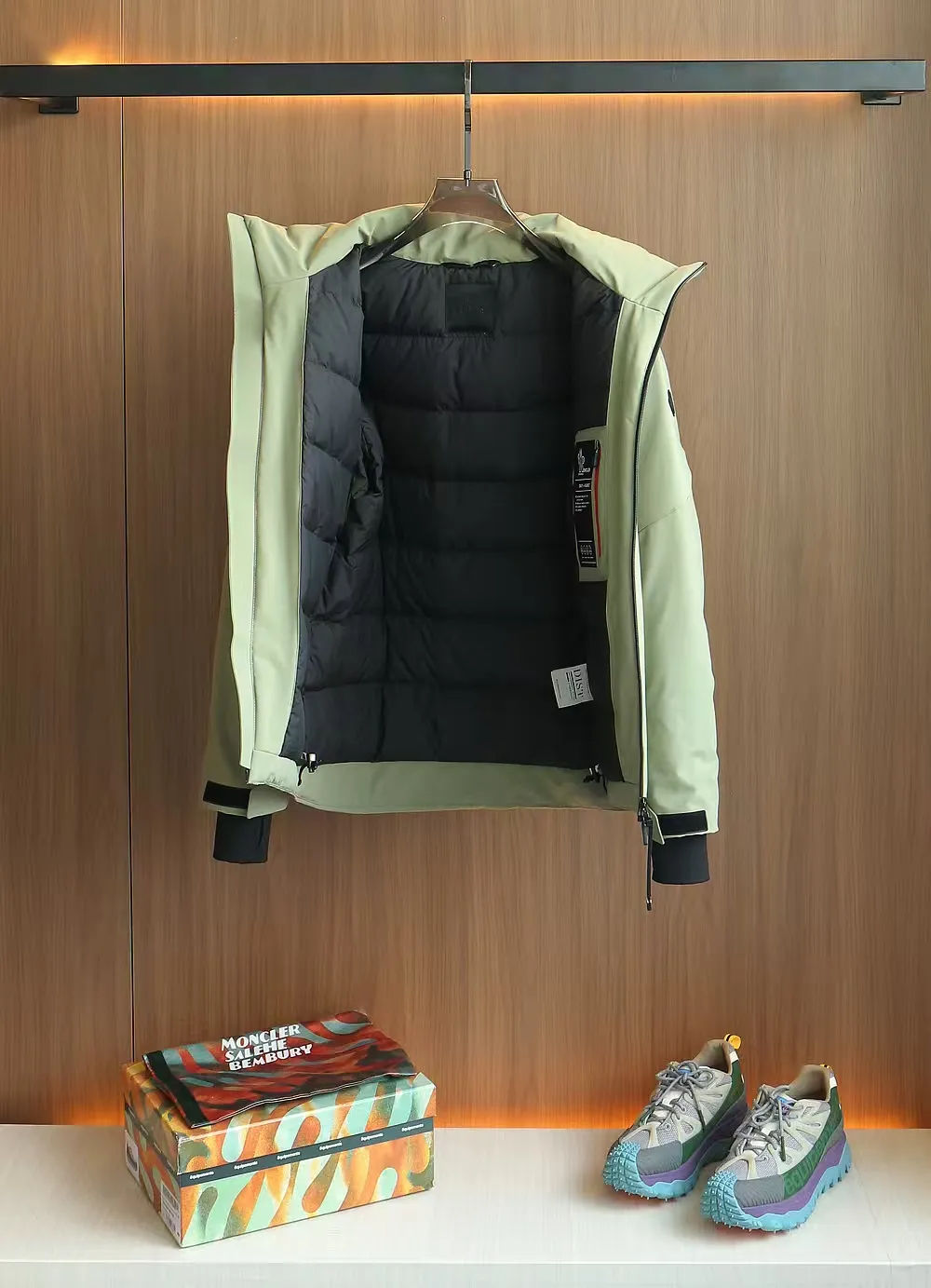 P1660 Moncler 25FW new thin and lightweight men's hooded casual down jacket! Trading company orders Jeluz men's down inspired by classic, men's choice for outdoor activities! The product is made of GORE-Tex waterproof outdoor sports fabric and decorated with recyclable details, which demonstrates the brand's commitment to external environmental protection. The adjustable cuffs and two-way zipper ensure easy wearing and adjustment of the silhouette; the interior is made of European-standard environmentally friendly 90% white duck down + 10% feather high-content filling, which is warmer and lighter than traditional down jackets in the past. You will know its high-end atmosphere when you try it in person. The upper body is comfortable, warm and breathable without any bloated feeling! At the same time, it has a high sense of class and recognition. The seams of the body are all cut in position to ensure visual beauty, which is very time-consuming and material-consuming! The fashionable detachable vest can be worn alone. The detachable hooded stand-up collar design is easy to disassemble and assemble to create different fashionable looks. The concealed placket, two-way zipper opening and closing, elastic cuffs and drawstring hem cuff design can better withstand the cold wind and keep the upper body warm in autumn and winter. It is a tall and stylish item! Color: Black, premium gray, off-white Size: M-3XL Size 1: Shoulder width 51cm - Bust 114cm - Clothing length 70cm - Sleeve length 61cm Size 2: Shoulder width 52cm - Bust 118cm - Clothing length 71cm - Sleeve length 62cm Size 3: Shoulder width 53cm - Bust 122cm - Clothing length 72cm - Sleeve length 63cm 4 Size: Shoulder width 54cm - Bust 126cm - Clothing length 73cm - Sleeve length 64cm Size 5: Shoulder width 55cm - Bust 130cm - Clothing length 75cm - Sleeve length 64cm