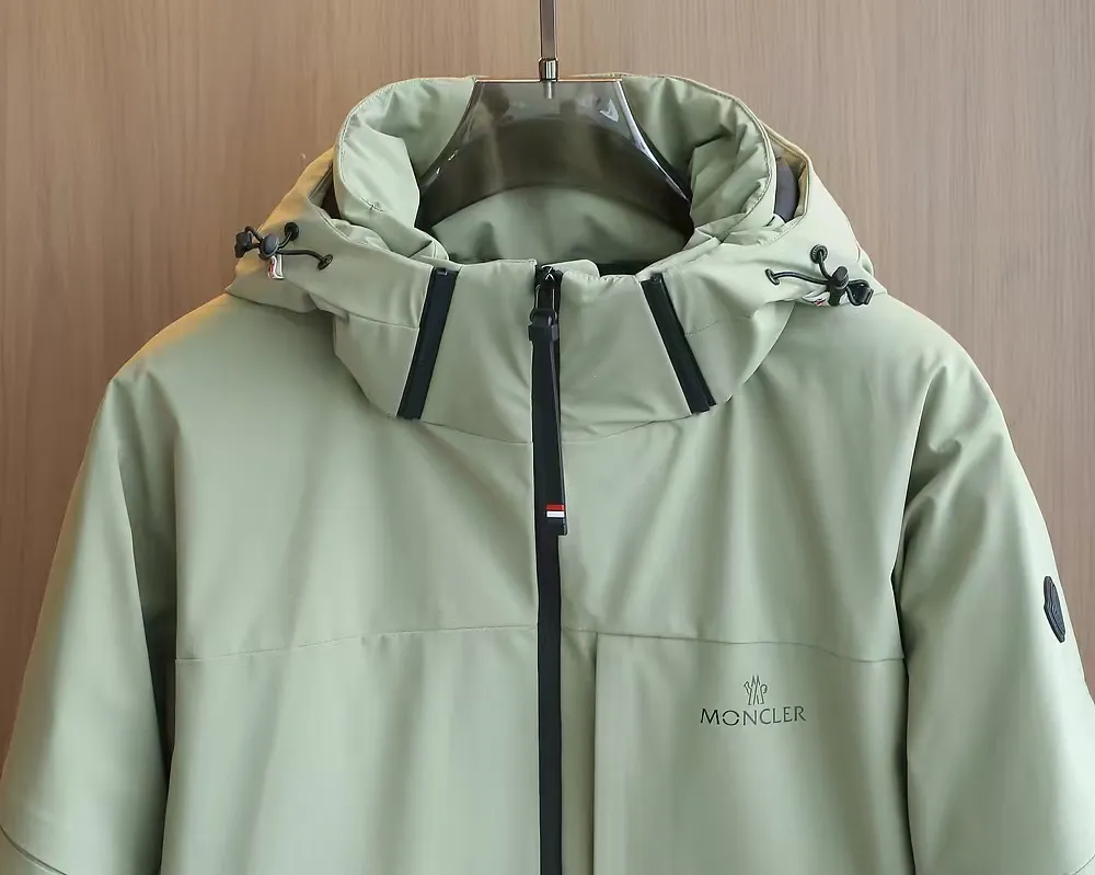 P1660 Moncler 25FW new thin and lightweight men's hooded casual down jacket! Trading company orders Jeluz men's down inspired by classic, men's choice for outdoor activities! The product is made of GORE-Tex waterproof outdoor sports fabric and decorated with recyclable details, which demonstrates the brand's commitment to external environmental protection. The adjustable cuffs and two-way zipper ensure easy wearing and adjustment of the silhouette; the interior is made of European-standard environmentally friendly 90% white duck down + 10% feather high-content filling, which is warmer and lighter than traditional down jackets in the past. You will know its high-end atmosphere when you try it in person. The upper body is comfortable, warm and breathable without any bloated feeling! At the same time, it has a high sense of class and recognition. The seams of the body are all cut in position to ensure visual beauty, which is very time-consuming and material-consuming! The fashionable detachable vest can be worn alone. The detachable hooded stand-up collar design is easy to disassemble and assemble to create different fashionable looks. The concealed placket, two-way zipper opening and closing, elastic cuffs and drawstring hem cuff design can better withstand the cold wind and keep the upper body warm in autumn and winter. It is a tall and stylish item! Color: Black, premium gray, off-white Size: M-3XL Size 1: Shoulder width 51cm - Bust 114cm - Clothing length 70cm - Sleeve length 61cm Size 2: Shoulder width 52cm - Bust 118cm - Clothing length 71cm - Sleeve length 62cm Size 3: Shoulder width 53cm - Bust 122cm - Clothing length 72cm - Sleeve length 63cm 4 Size: Shoulder width 54cm - Bust 126cm - Clothing length 73cm - Sleeve length 64cm Size 5: Shoulder width 55cm - Bust 130cm - Clothing length 75cm - Sleeve length 64cm