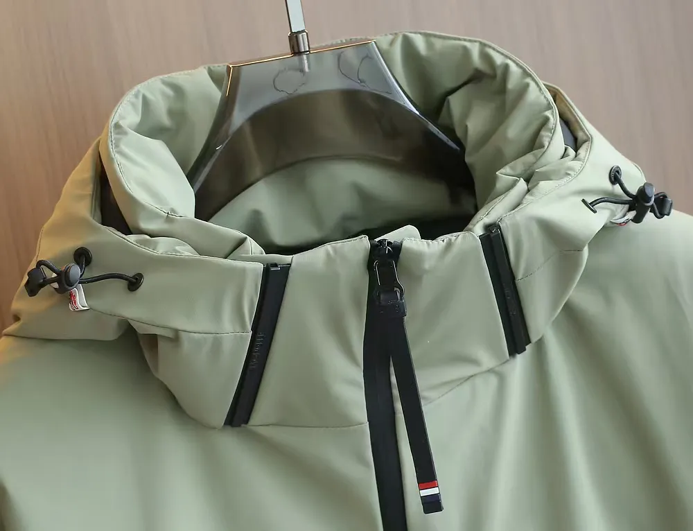P1660 Moncler 25FW new thin and lightweight men's hooded casual down jacket! Trading company orders Jeluz men's down inspired by classic, men's choice for outdoor activities! The product is made of GORE-Tex waterproof outdoor sports fabric and decorated with recyclable details, which demonstrates the brand's commitment to external environmental protection. The adjustable cuffs and two-way zipper ensure easy wearing and adjustment of the silhouette; the interior is made of European-standard environmentally friendly 90% white duck down + 10% feather high-content filling, which is warmer and lighter than traditional down jackets in the past. You will know its high-end atmosphere when you try it in person. The upper body is comfortable, warm and breathable without any bloated feeling! At the same time, it has a high sense of class and recognition. The seams of the body are all cut in position to ensure visual beauty, which is very time-consuming and material-consuming! The fashionable detachable vest can be worn alone. The detachable hooded stand-up collar design is easy to disassemble and assemble to create different fashionable looks. The concealed placket, two-way zipper opening and closing, elastic cuffs and drawstring hem cuff design can better withstand the cold wind and keep the upper body warm in autumn and winter. It is a tall and stylish item! Color: Black, premium gray, off-white Size: M-3XL Size 1: Shoulder width 51cm - Bust 114cm - Clothing length 70cm - Sleeve length 61cm Size 2: Shoulder width 52cm - Bust 118cm - Clothing length 71cm - Sleeve length 62cm Size 3: Shoulder width 53cm - Bust 122cm - Clothing length 72cm - Sleeve length 63cm 4 Size: Shoulder width 54cm - Bust 126cm - Clothing length 73cm - Sleeve length 64cm Size 5: Shoulder width 55cm - Bust 130cm - Clothing length 75cm - Sleeve length 64cm