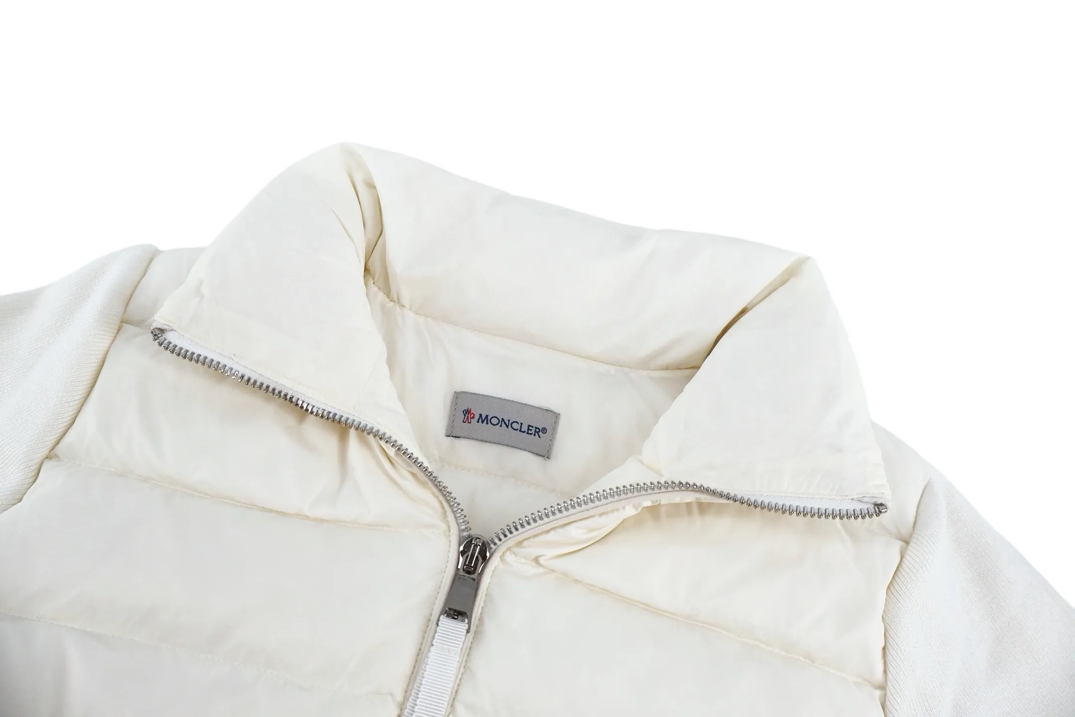 P870 Moncler wool splicing women's down jacket (white) was originally purchased for 7,675 and developed. It is made of nylon and polyester composite fabrics. It uses precision textile technology to create a surface layer that is both wear-resistant, windproof and light. It gives the fabric tear resistance and is suitable for the durability needs of daily wear. The zoned quilting and down filling technology uses precise quilting thread layout to evenly lock 90 white goose down in each "down bin". This process not only prevents the down material from shifting and clumping during wearing, but also maximizes the fluffiness and warmth of goose down; the brand logo patch on the chest is exquisitely arranged and has a high-quality texture; the long-sleeved rib cuffs achieve a fitted version through three-dimensional cutting technology. The elasticity of the rib fabric complements the crispness of the down jacket body. The overall wiring is straight and delicate, the fabric is comfortable and soft, and the color is consistent without color difference. It can be matched with the same style to create a fashionable look and suit various occasions. Customized accessories and complete three standards. Size:S-M-L