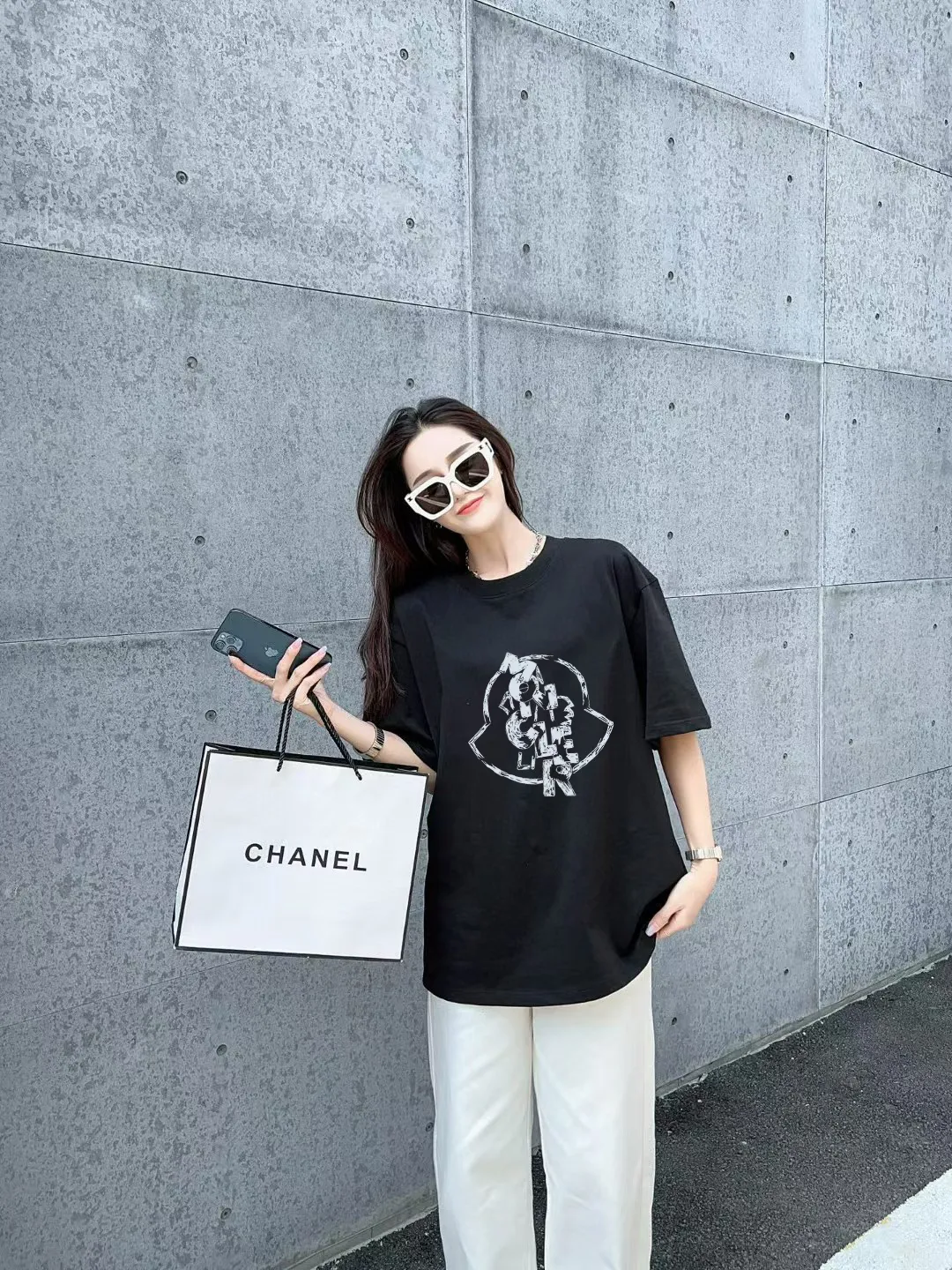 P140 [MONCLER] 2025FW short-sleeved T-shirt, badge + LOGO printing, high-end 26s double yarn 300g fabric, heavy fabric, custom stretch rib, same cylinder and dye, complete three standards, same style for men and women, color: black, white, size: S M L XL 2XL