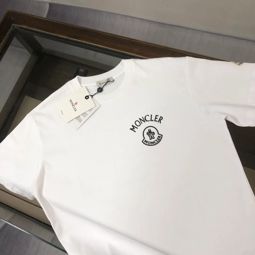 P160 MONCLER 2025 latest couple style round neck short-sleeved couple T-shirt, new spring and summer product, high quality 🔥🔥Three-dimensional logo letter logo printing technology on the chest! Fashionable and versatile trendy styles, customized imported fabrics! Comfortable to wear, breathable, fashionable without losing personality, the upper body is casual and casual, handsome and stylish, showing the temperament of a big brand. All three standards are complete! ! Color: Black White Size: S M L XL (Loose fit, please state your height and weight when placing an order)